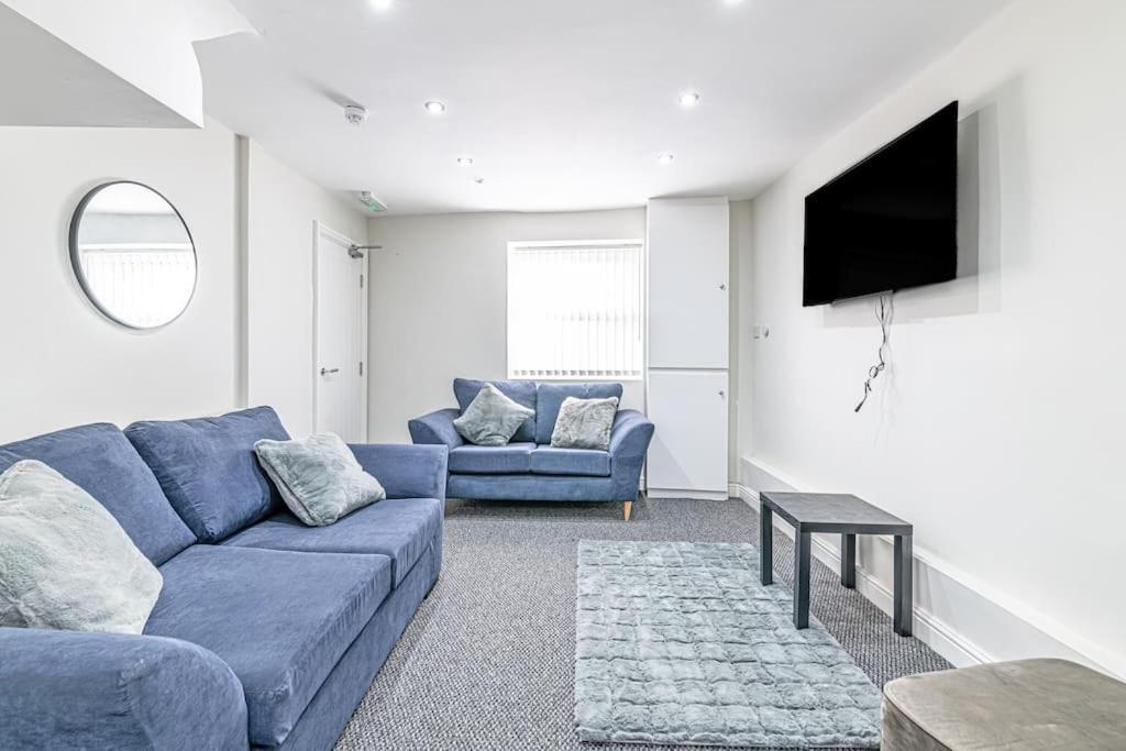 Five-Bedroom House photo 1