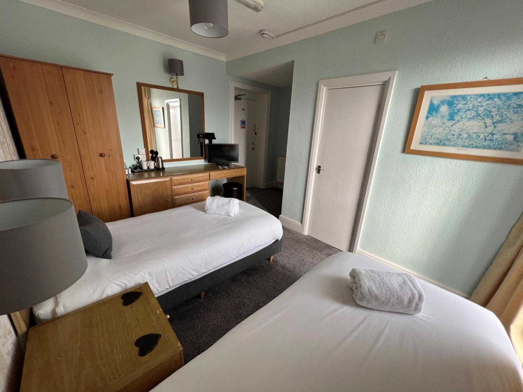 Twin Room with Shower