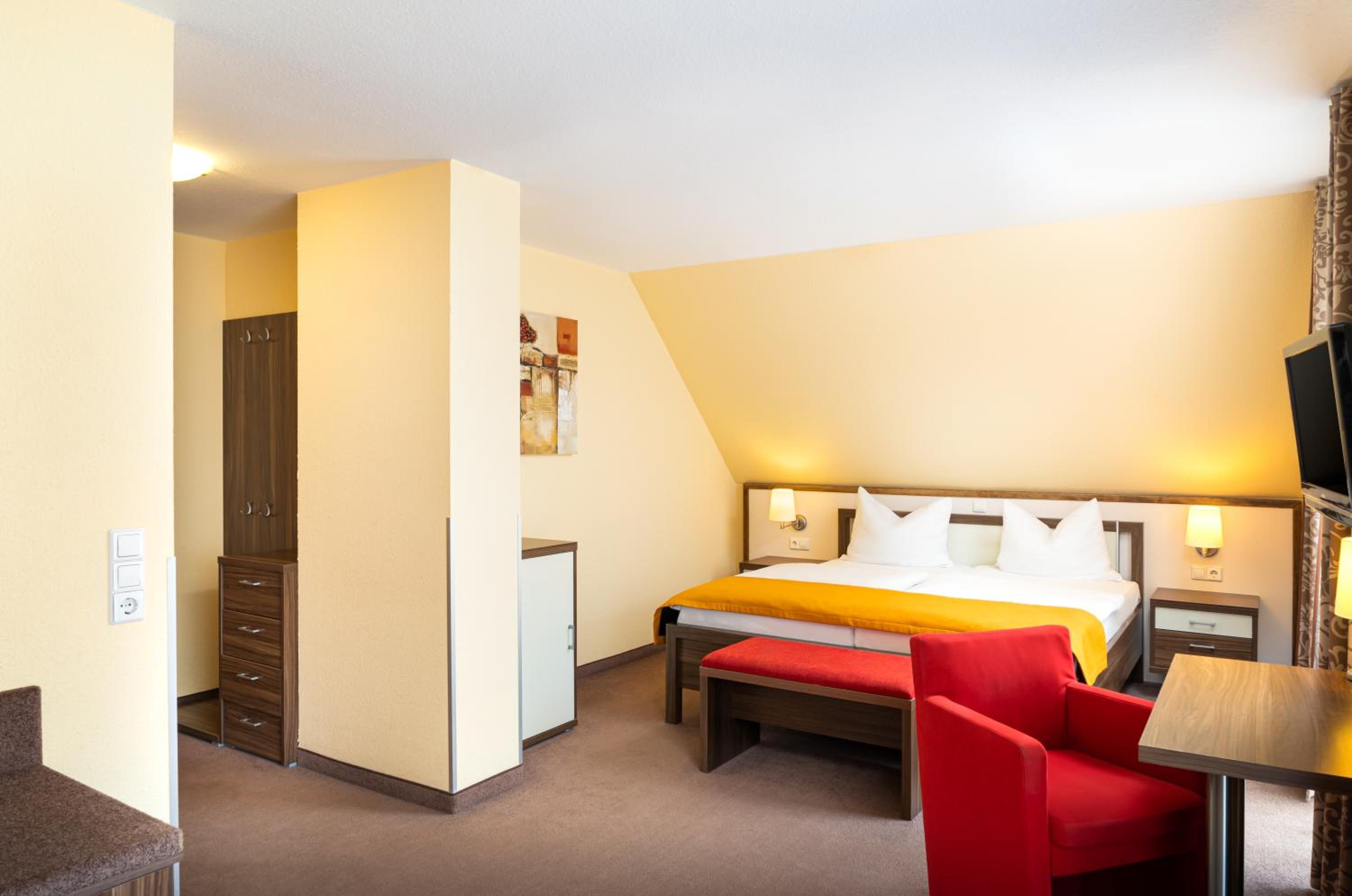Double Room with Balcony - Photo 4