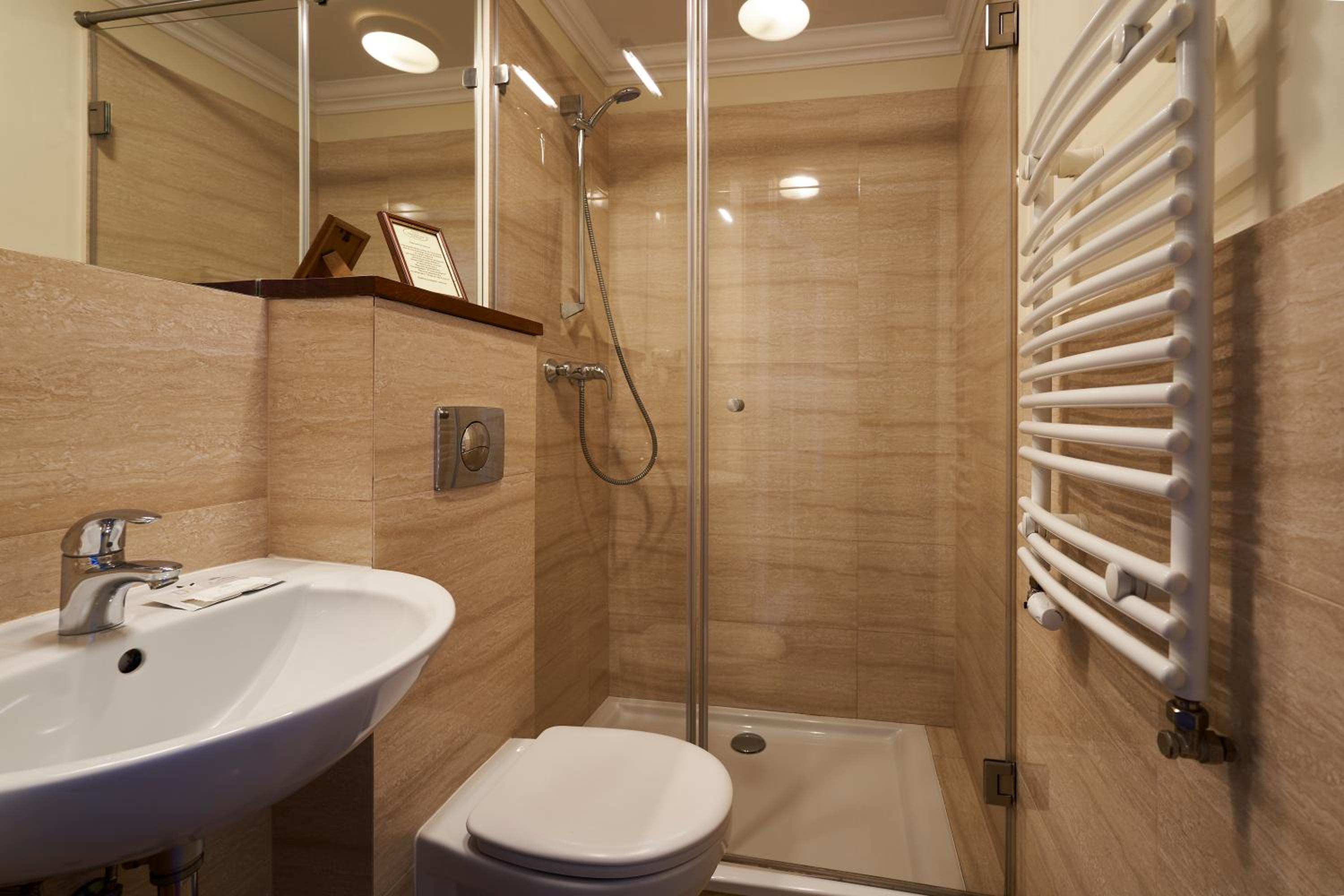 Double or Twin Room - Photo 4