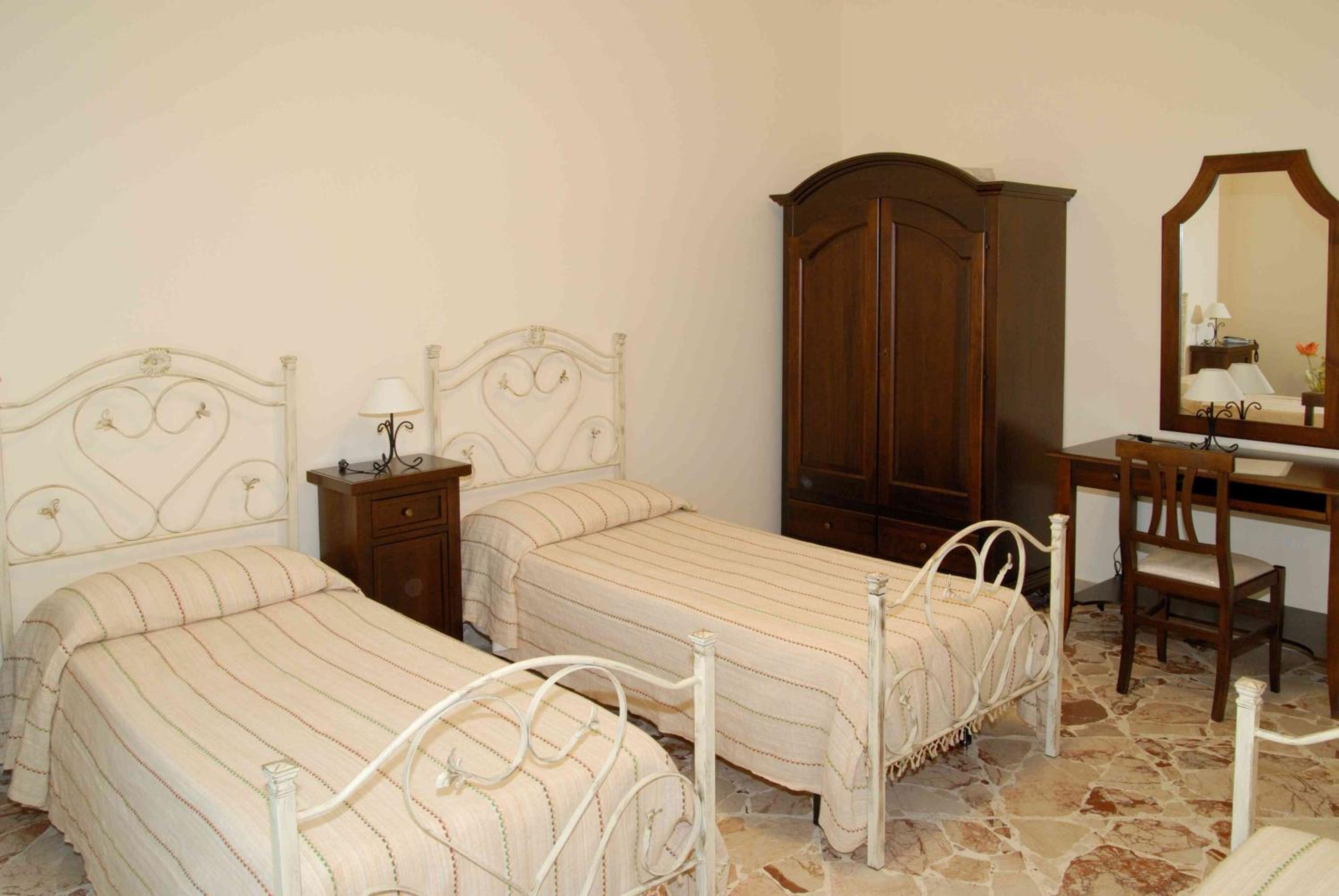 Double or Twin Room with Balcony - Photo 6