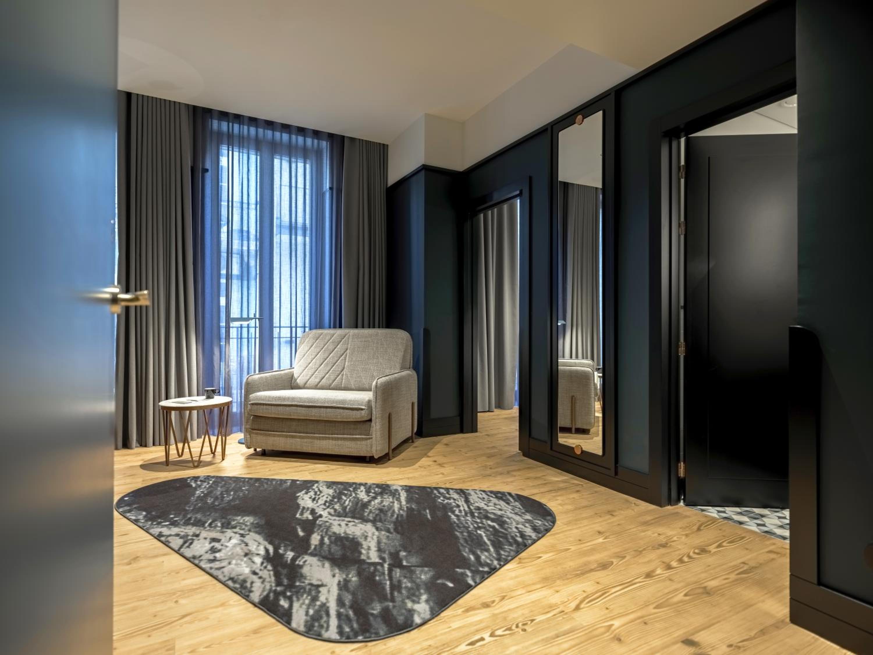 Suite - Photo 4