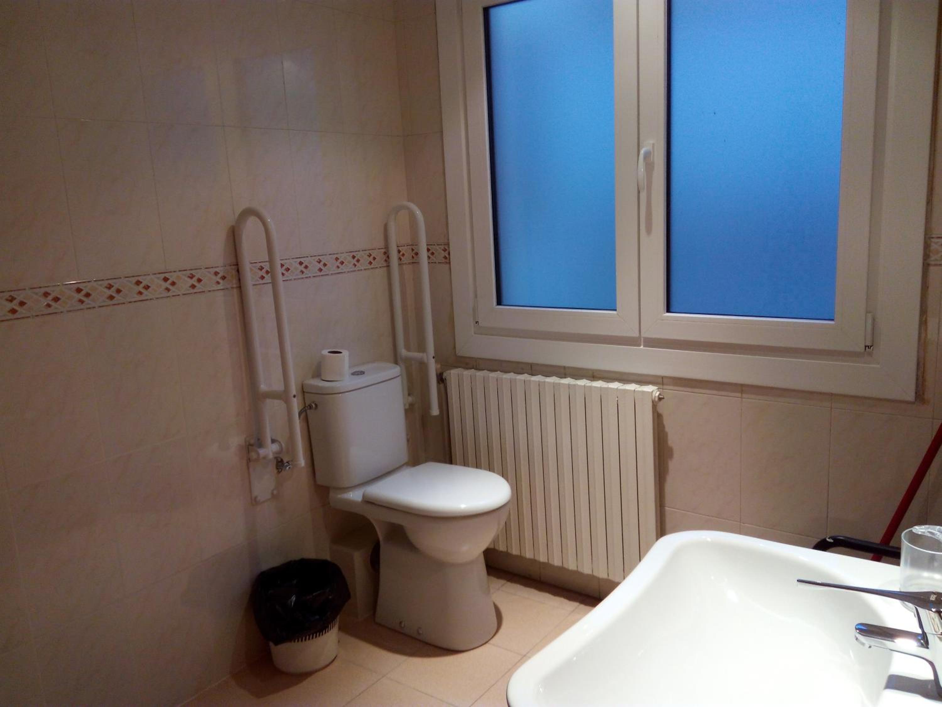 Apartment with Shower photo 2