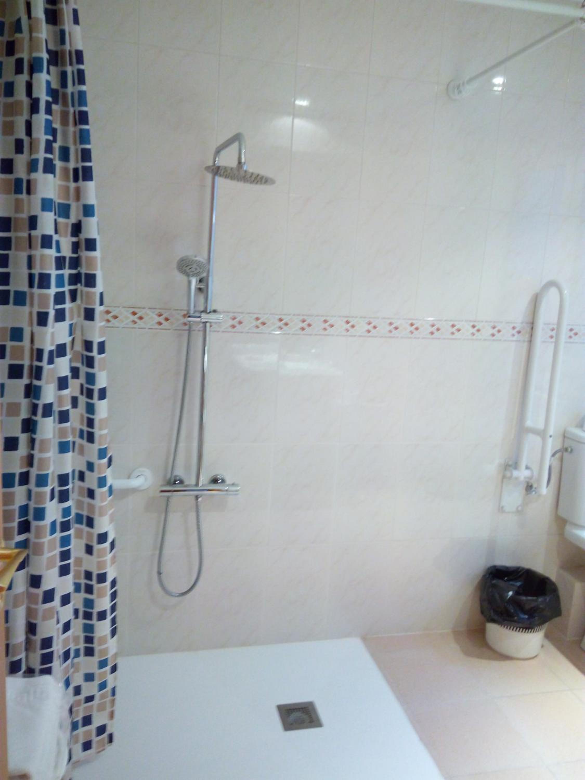 Apartment with Shower photo 3