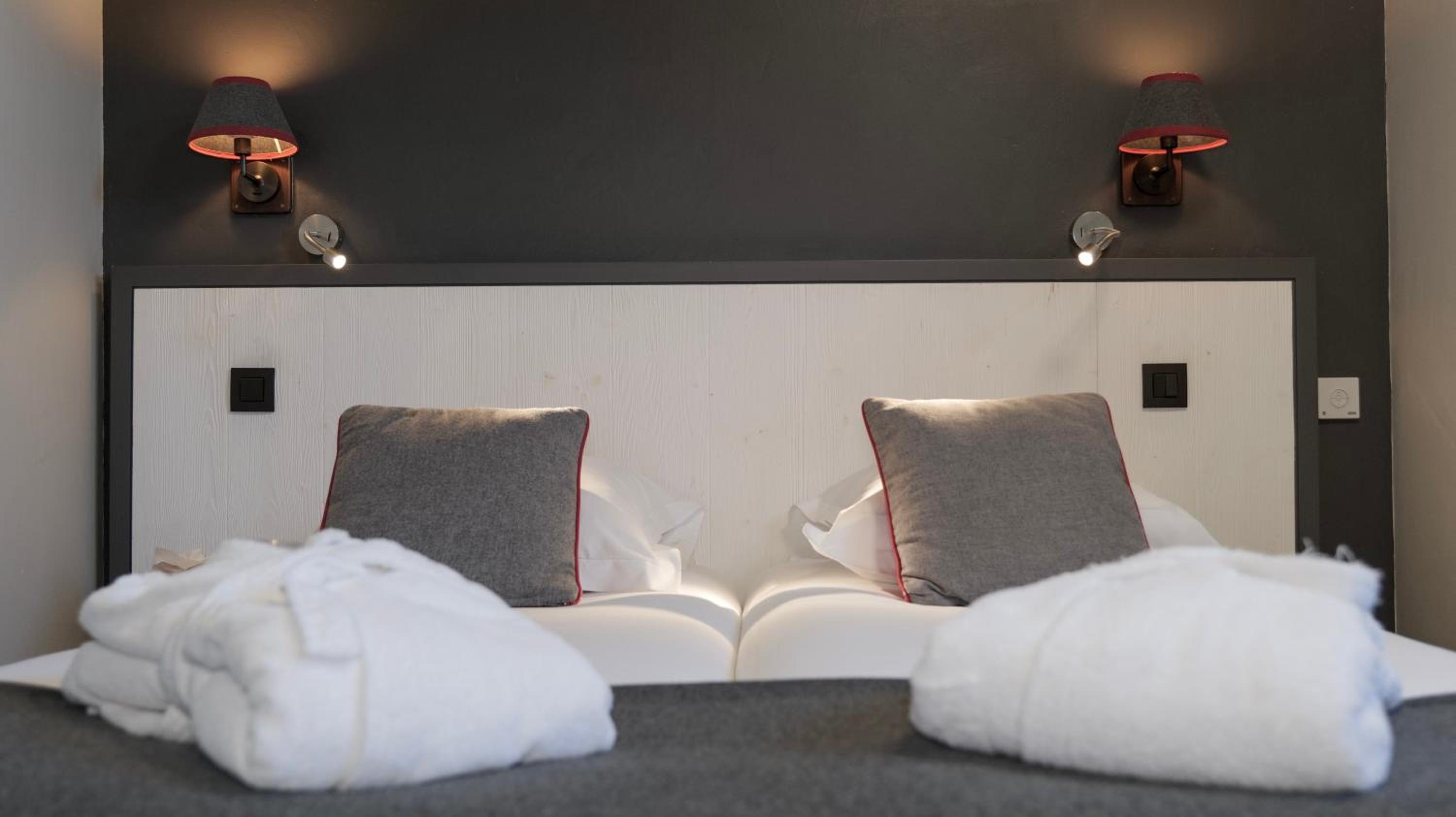 Standard Double or Twin Room - Photo 10