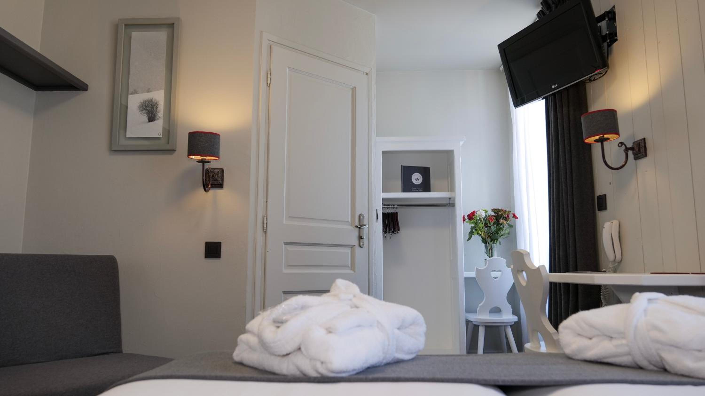 Standard Double or Twin Room - Photo 8