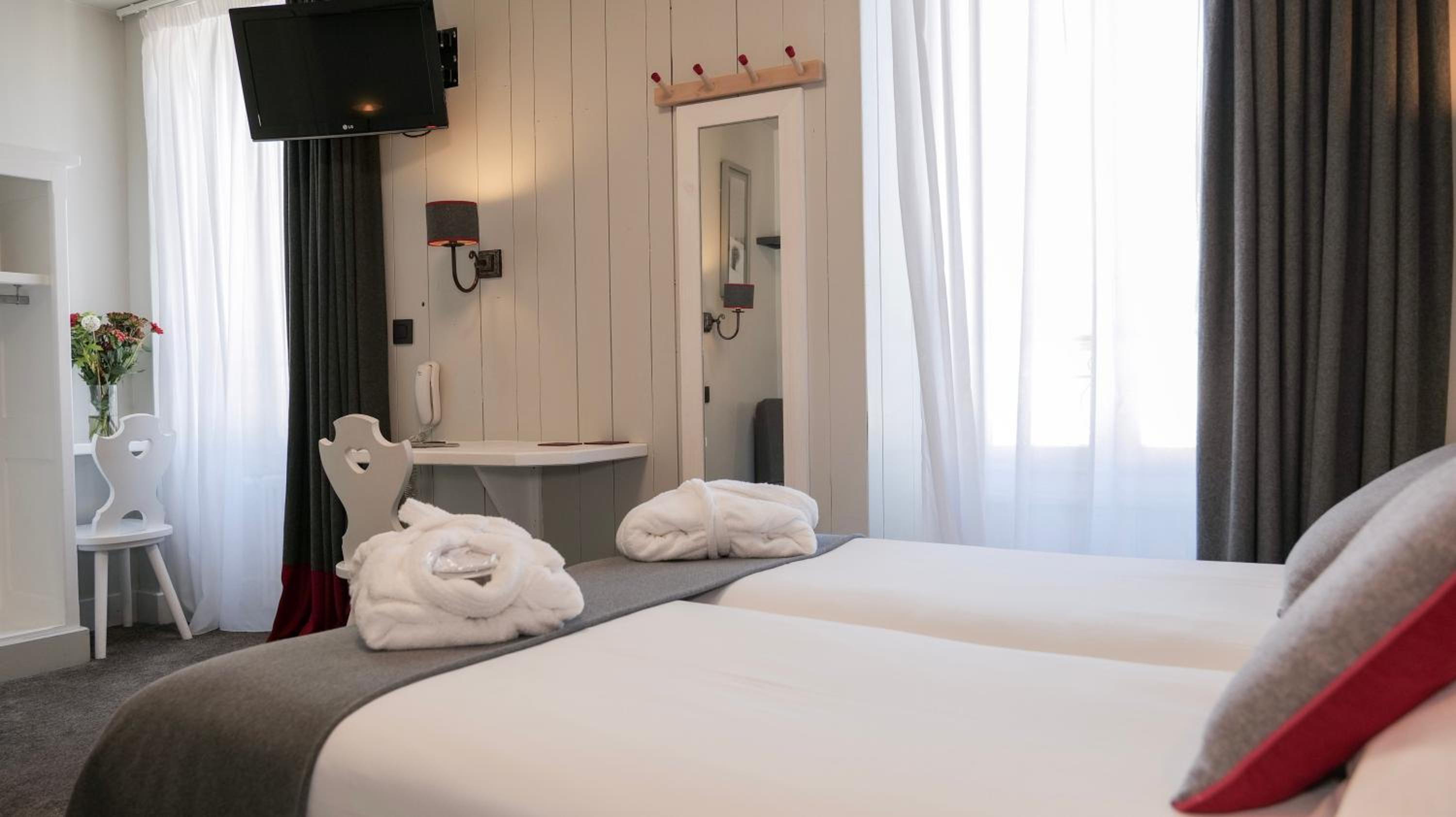 Standard Double or Twin Room - Photo 11