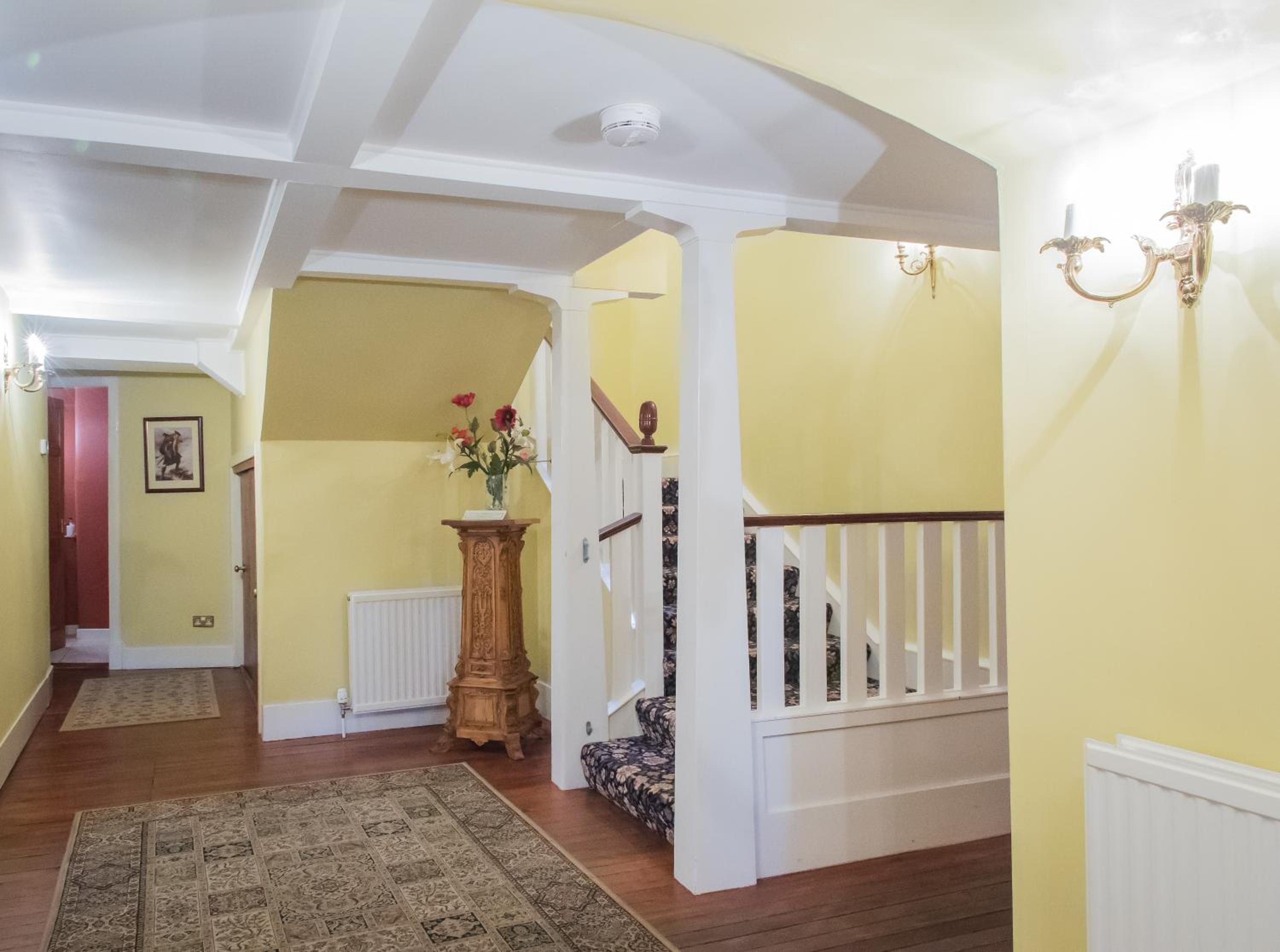 Six-Bedroom House photo 2