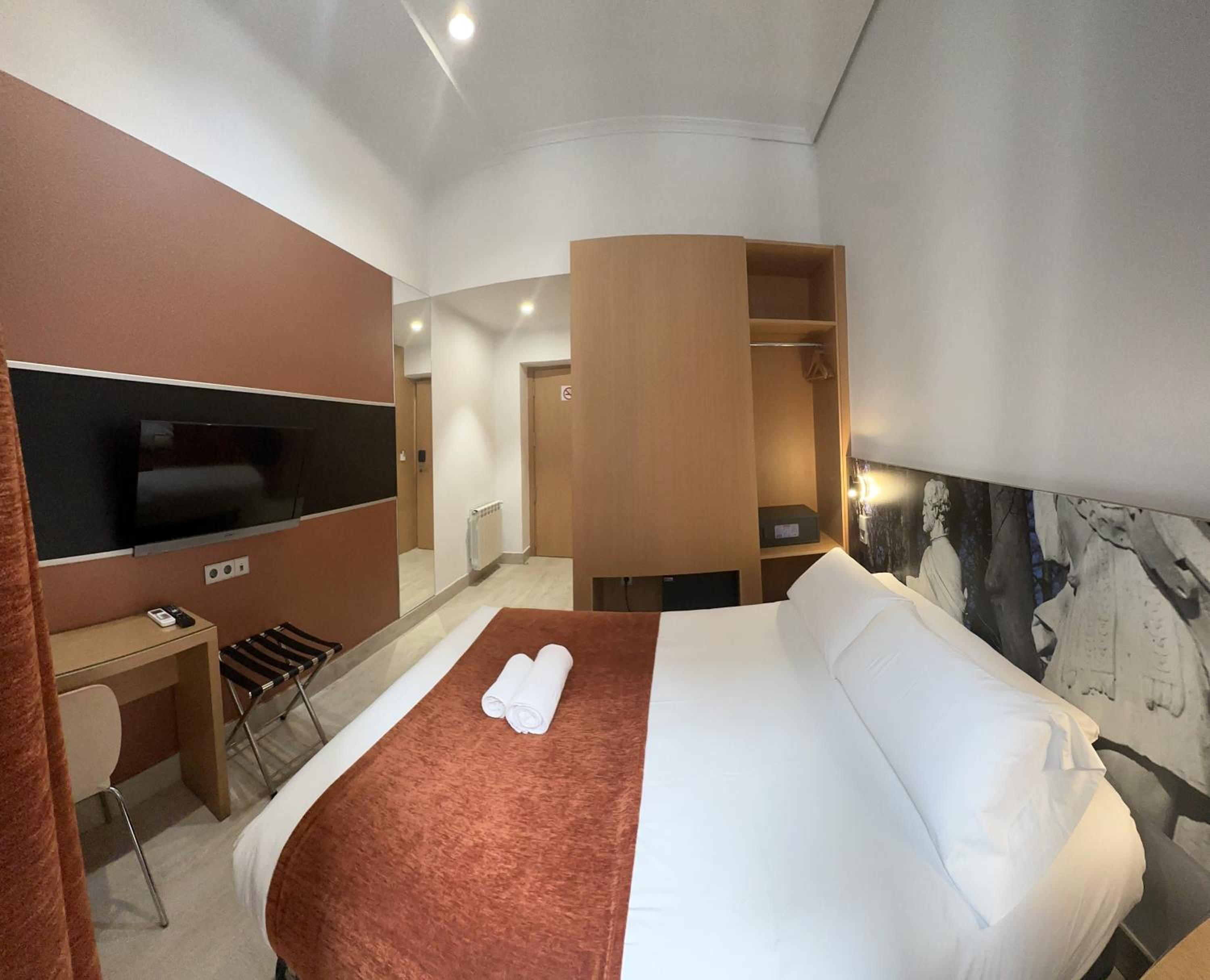 Double Room - Photo 8