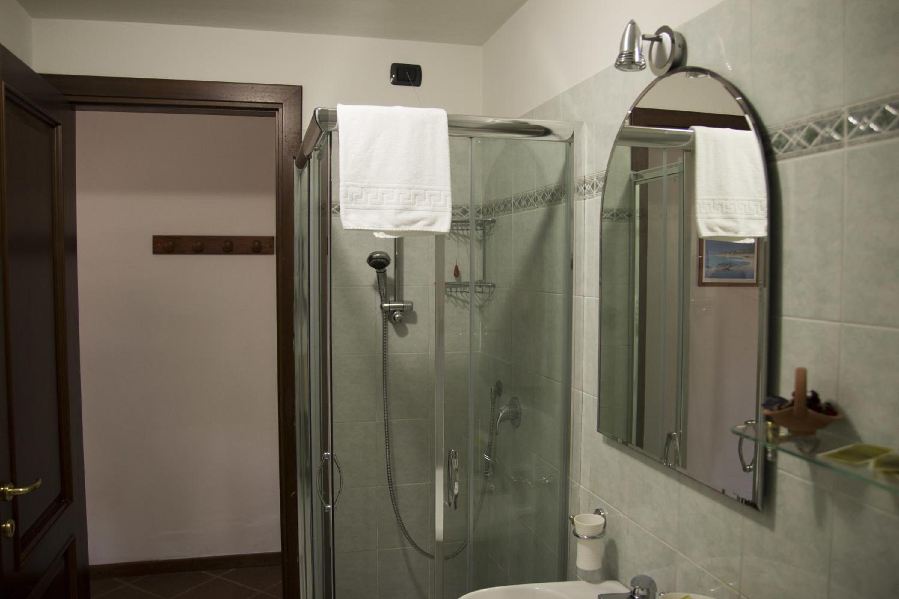 Suite - Split Level - Photo 2