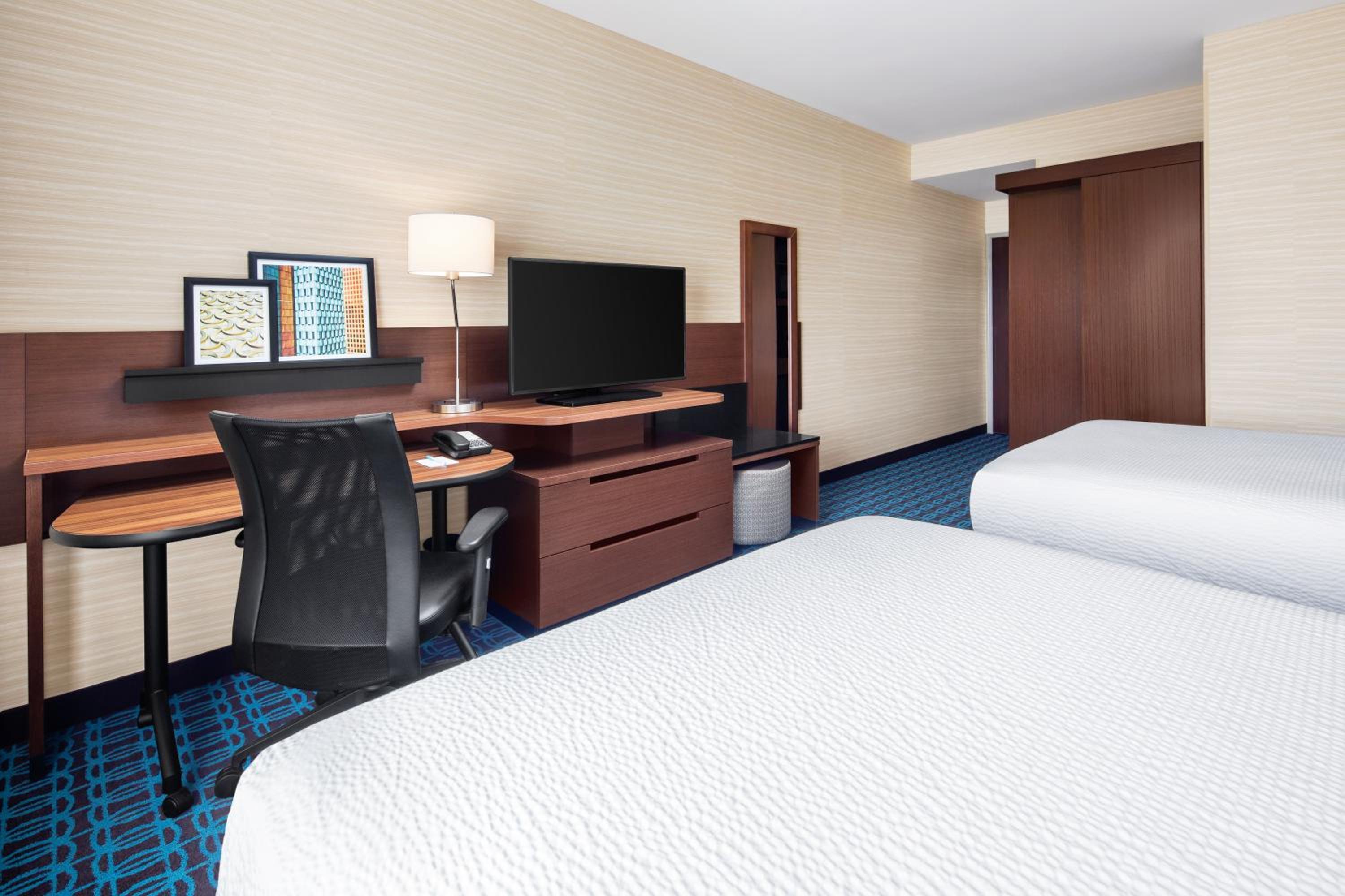 Guest Room with Two Queen Beds - Photo 7