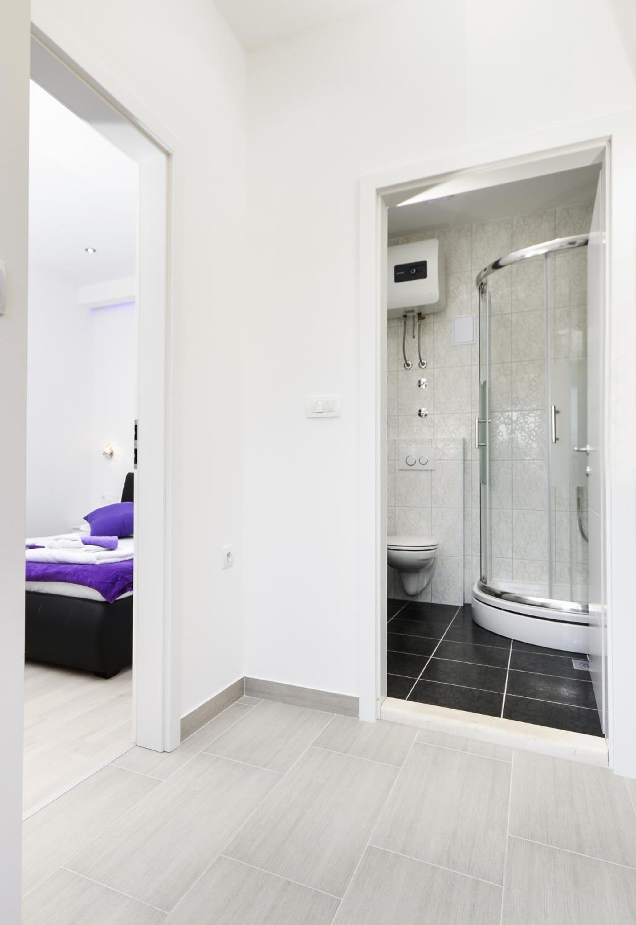 One-Bedroom Apartment with Terrace - Photo 8