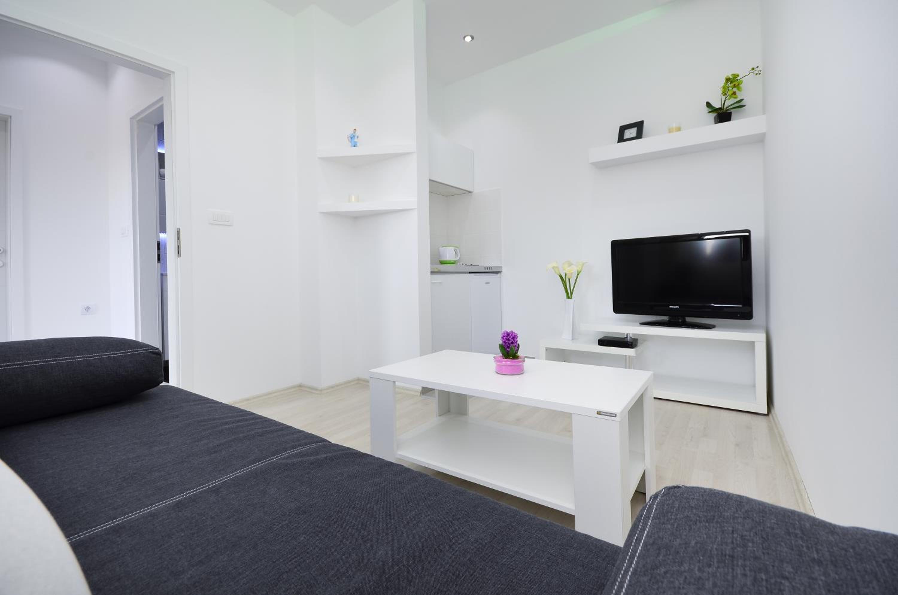 One-Bedroom Apartment with Terrace - Photo 7