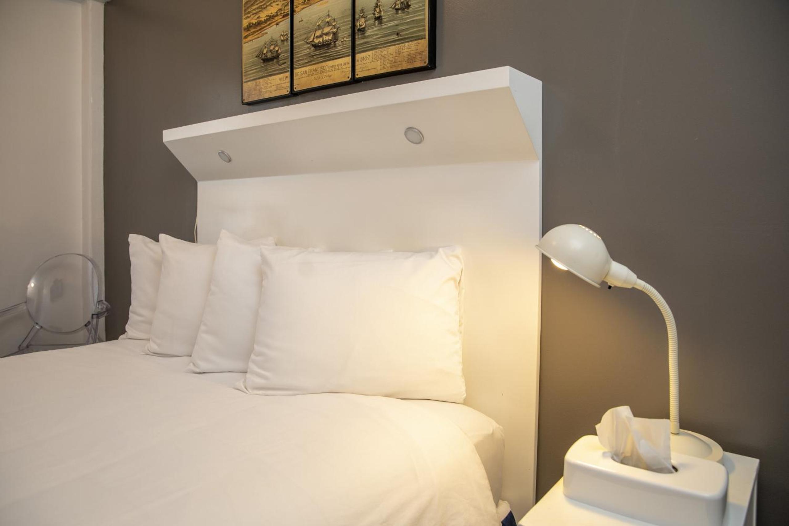 Standard Queen Room - Photo 10