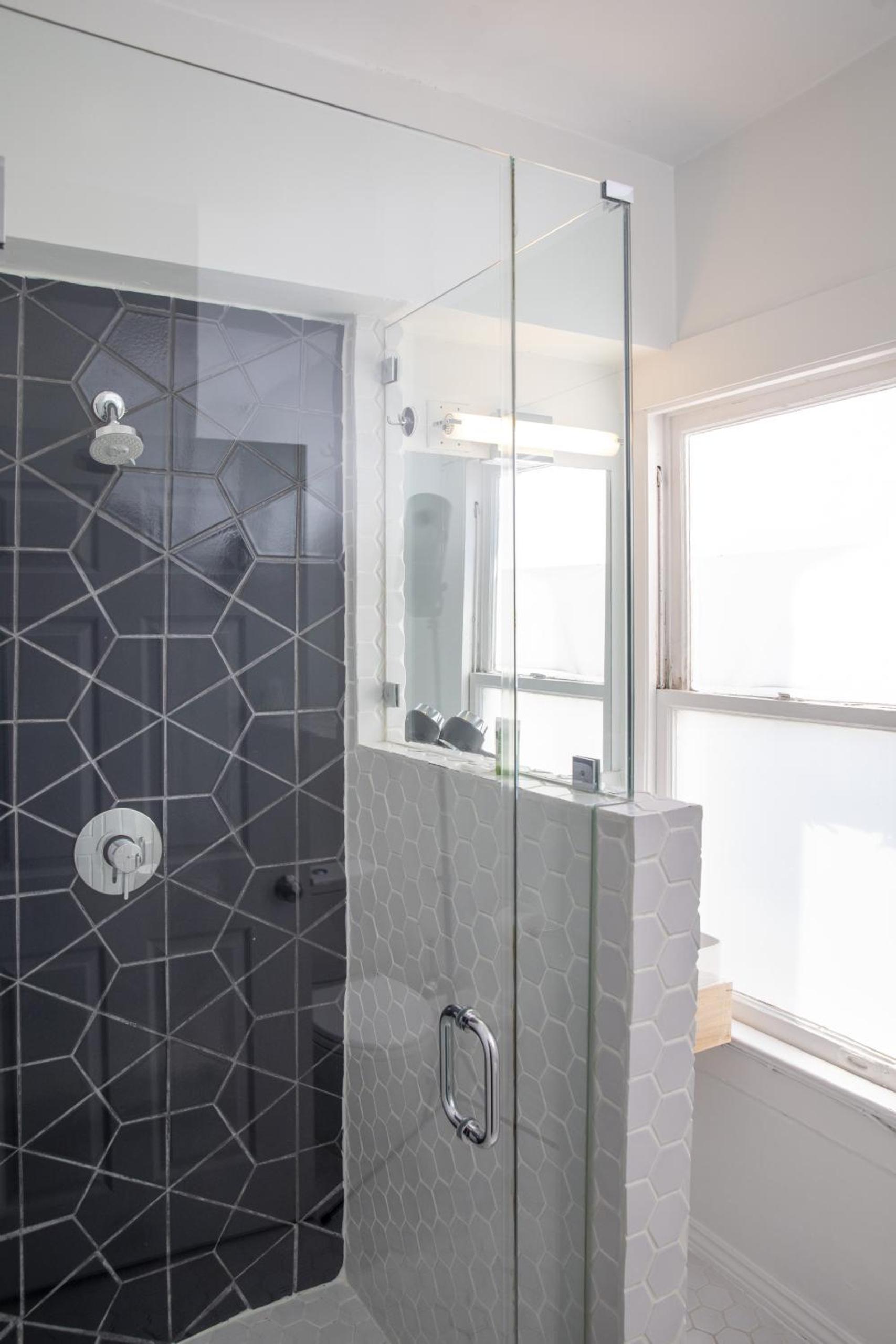 Standard Queen Room - Photo 15