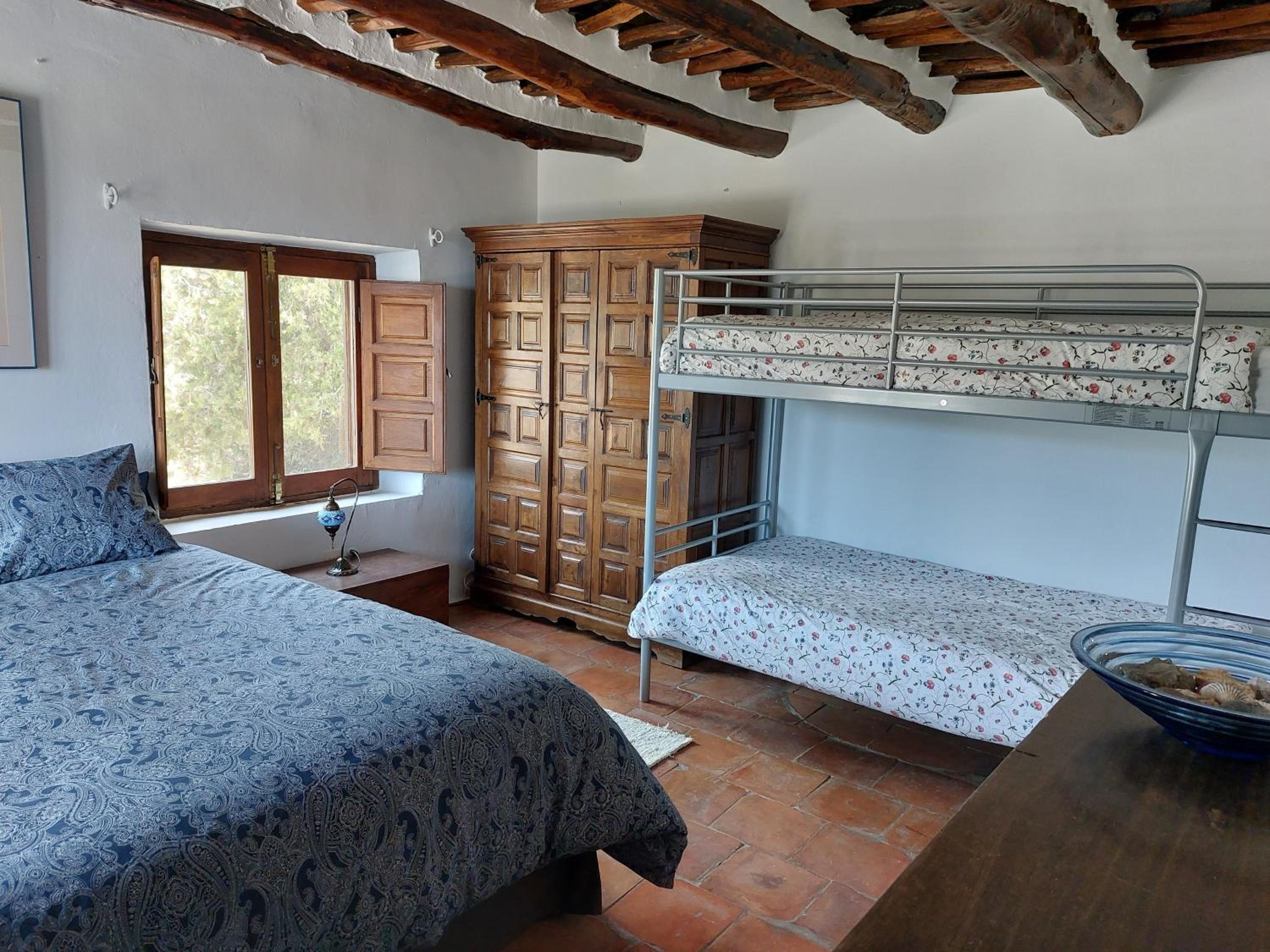 Quadruple Room with Private Bathroom photo 3
