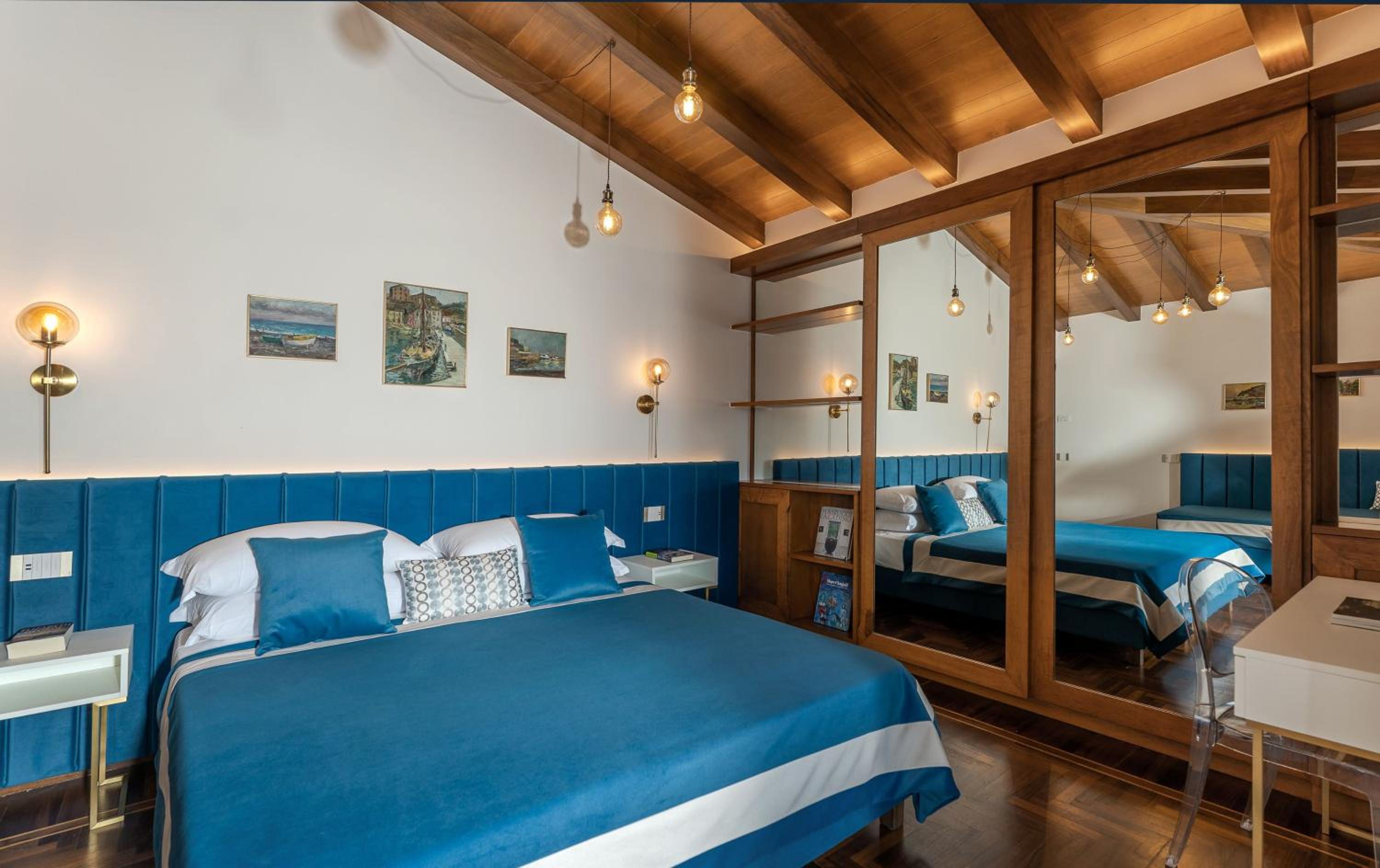 Deluxe Double Room with Balcony and Sea View
