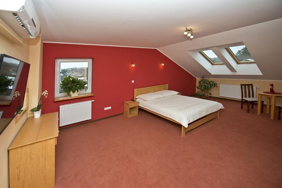 Large Double Room - Photo 7