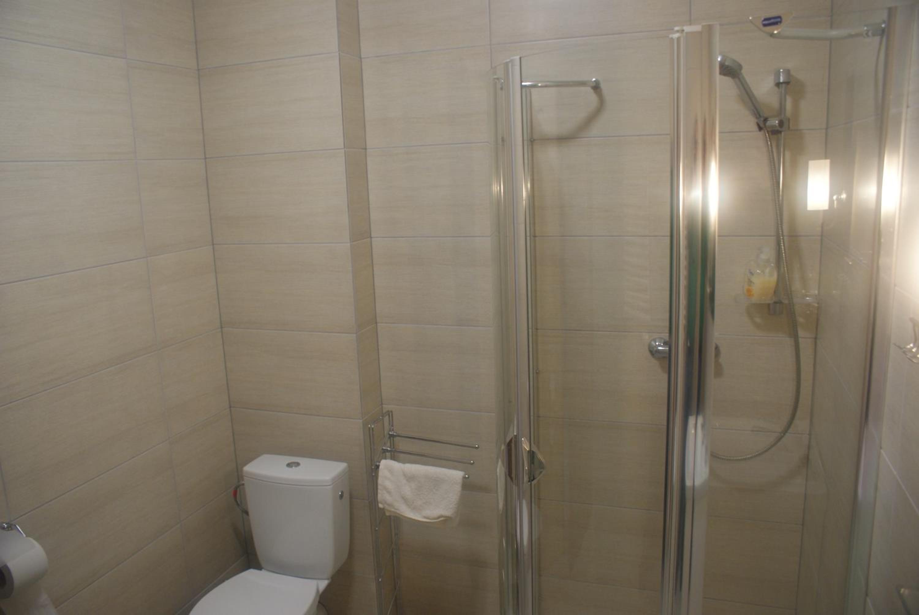 Budget Twin Room - Photo 5