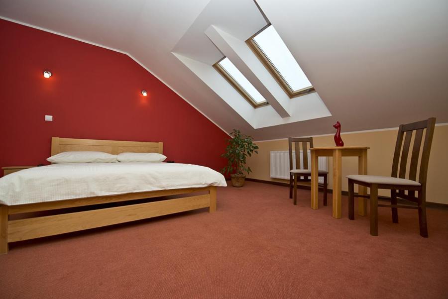 Large Double Room - Photo 10