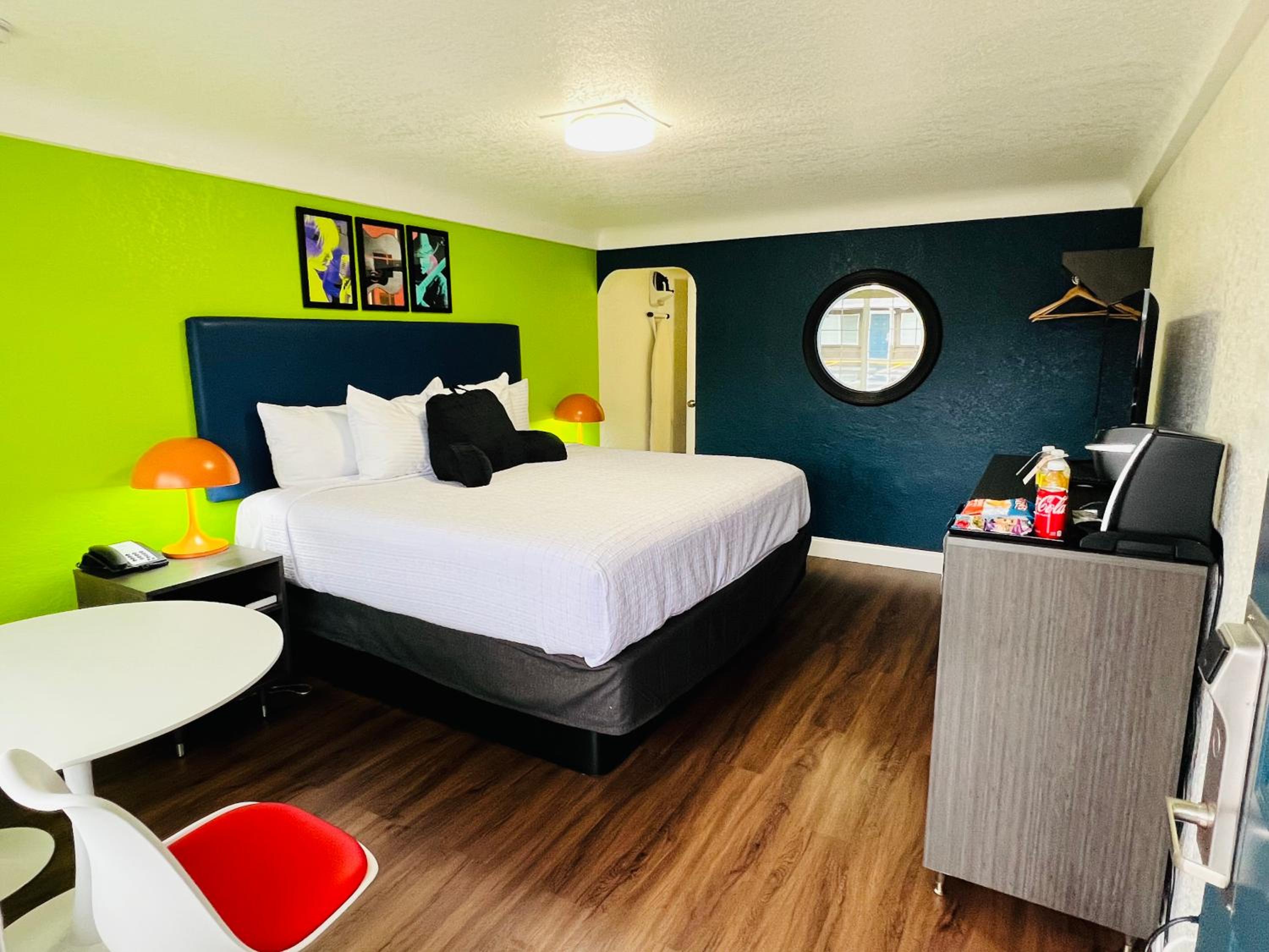 King Room - Non-Smoking - Photo 1