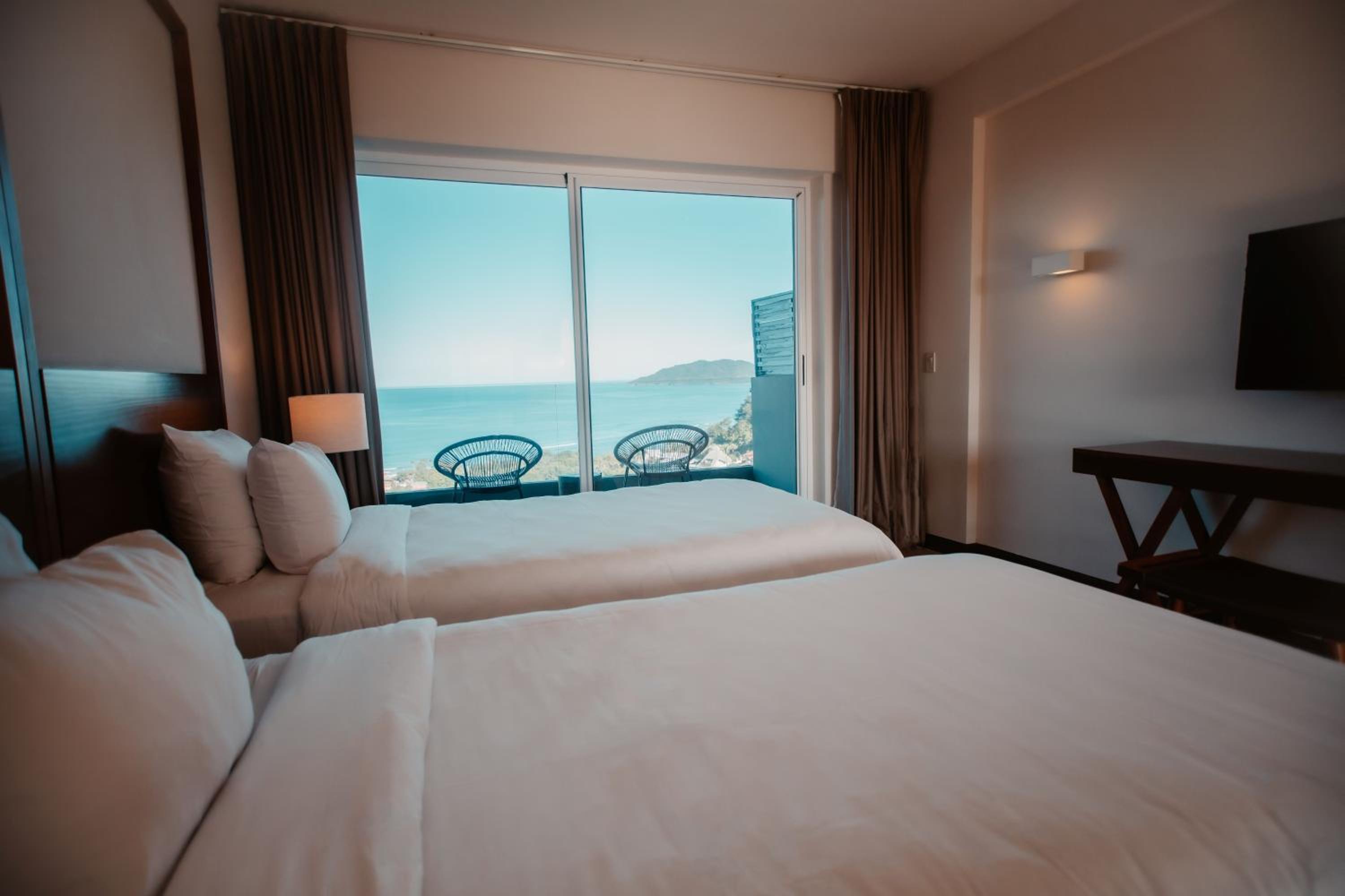 Concept Queen Room with Ocean View - Non-Smoking