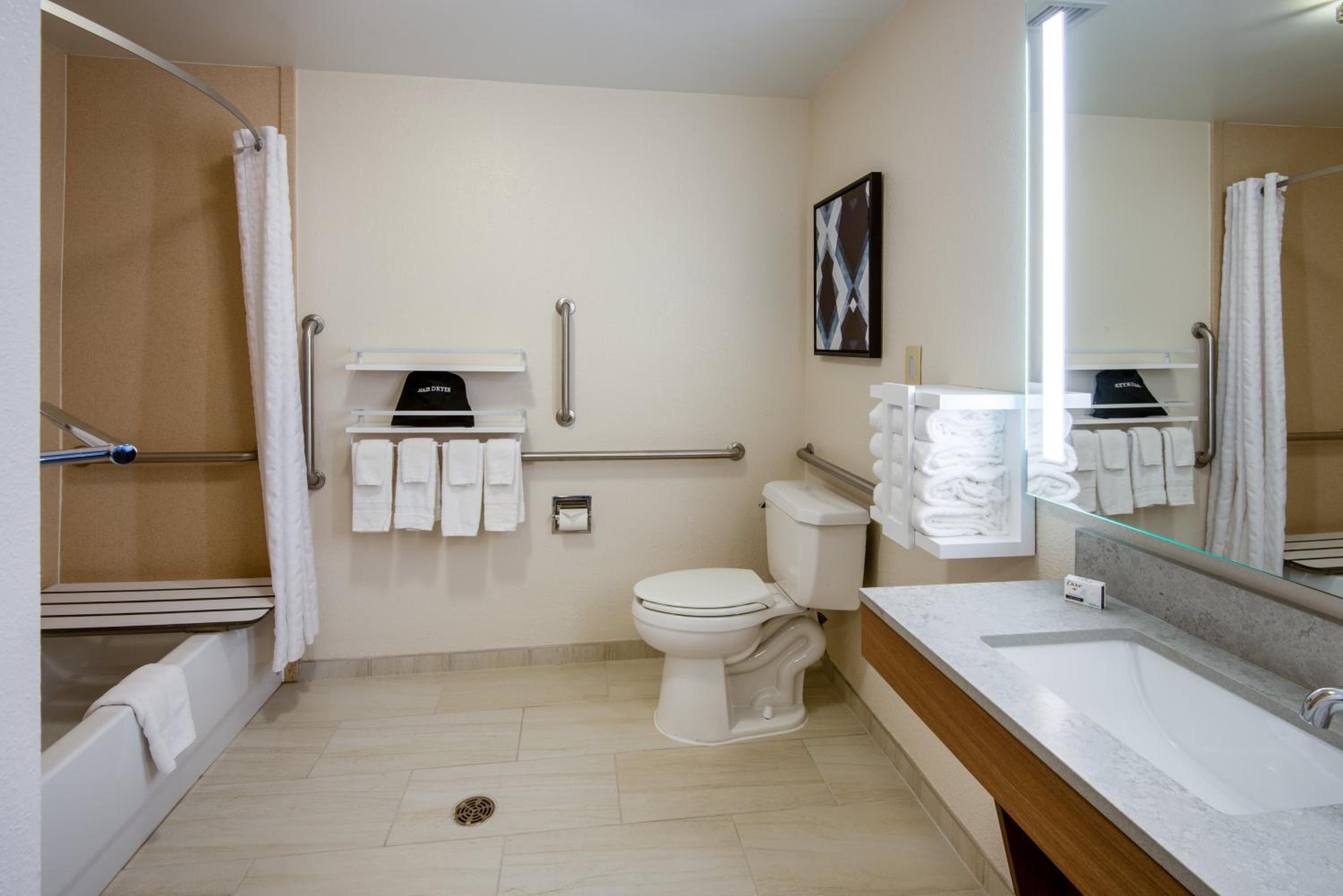 Queen Room - Mobility/Hearing Access - Non-Smoking  - Photo 2