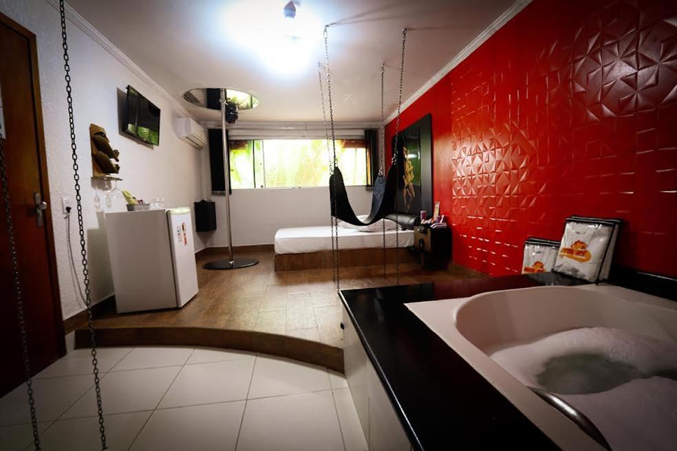 Suite with Hot Tub photo 3