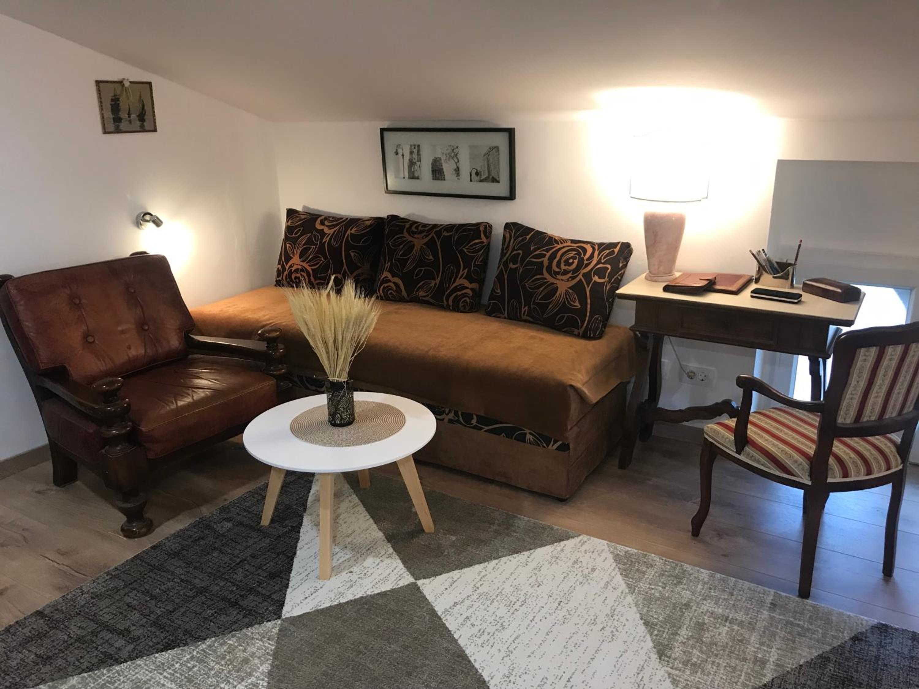 One-Bedroom Apartment photo 1