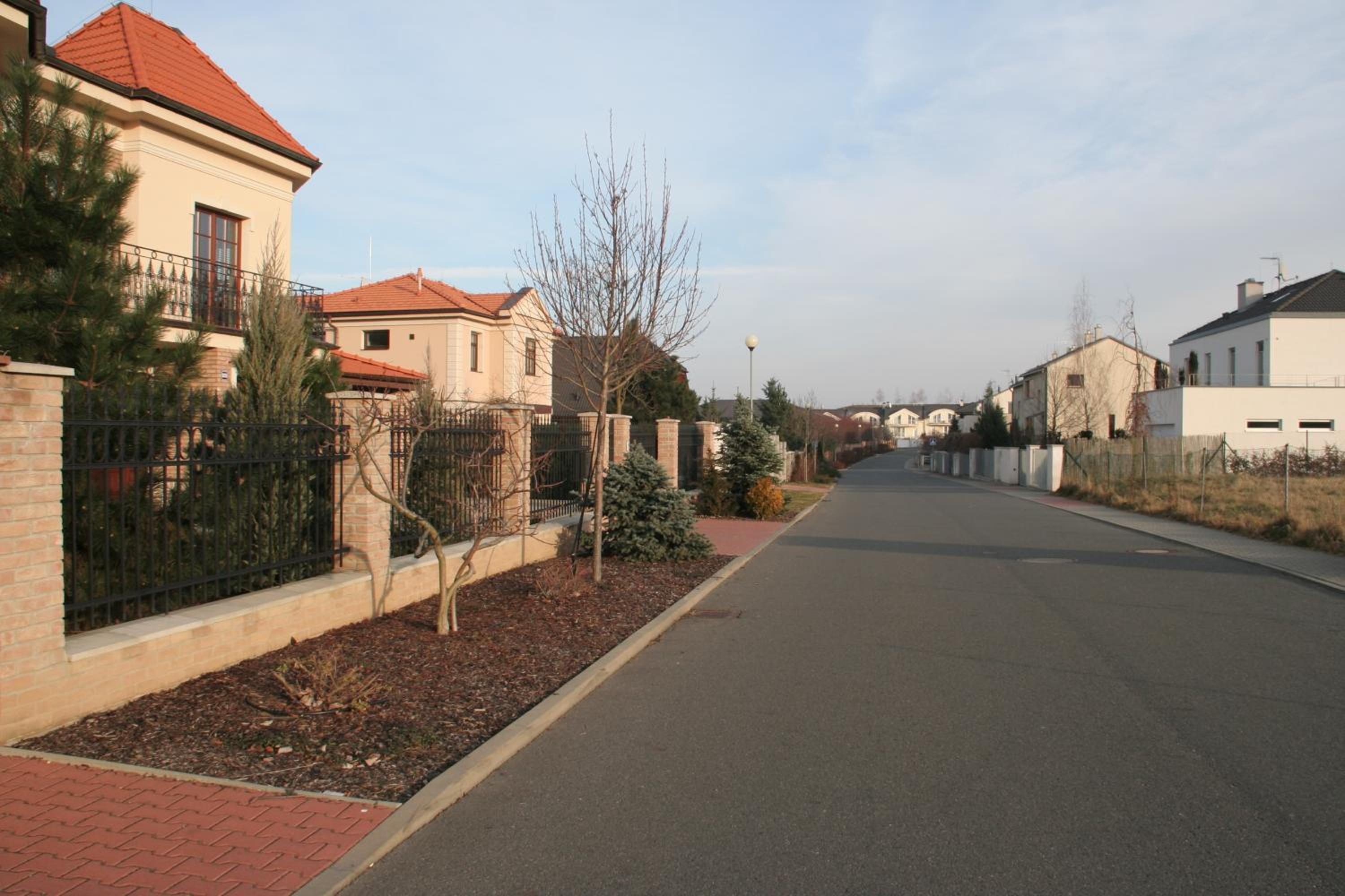 Five-Bedroom House photo 2