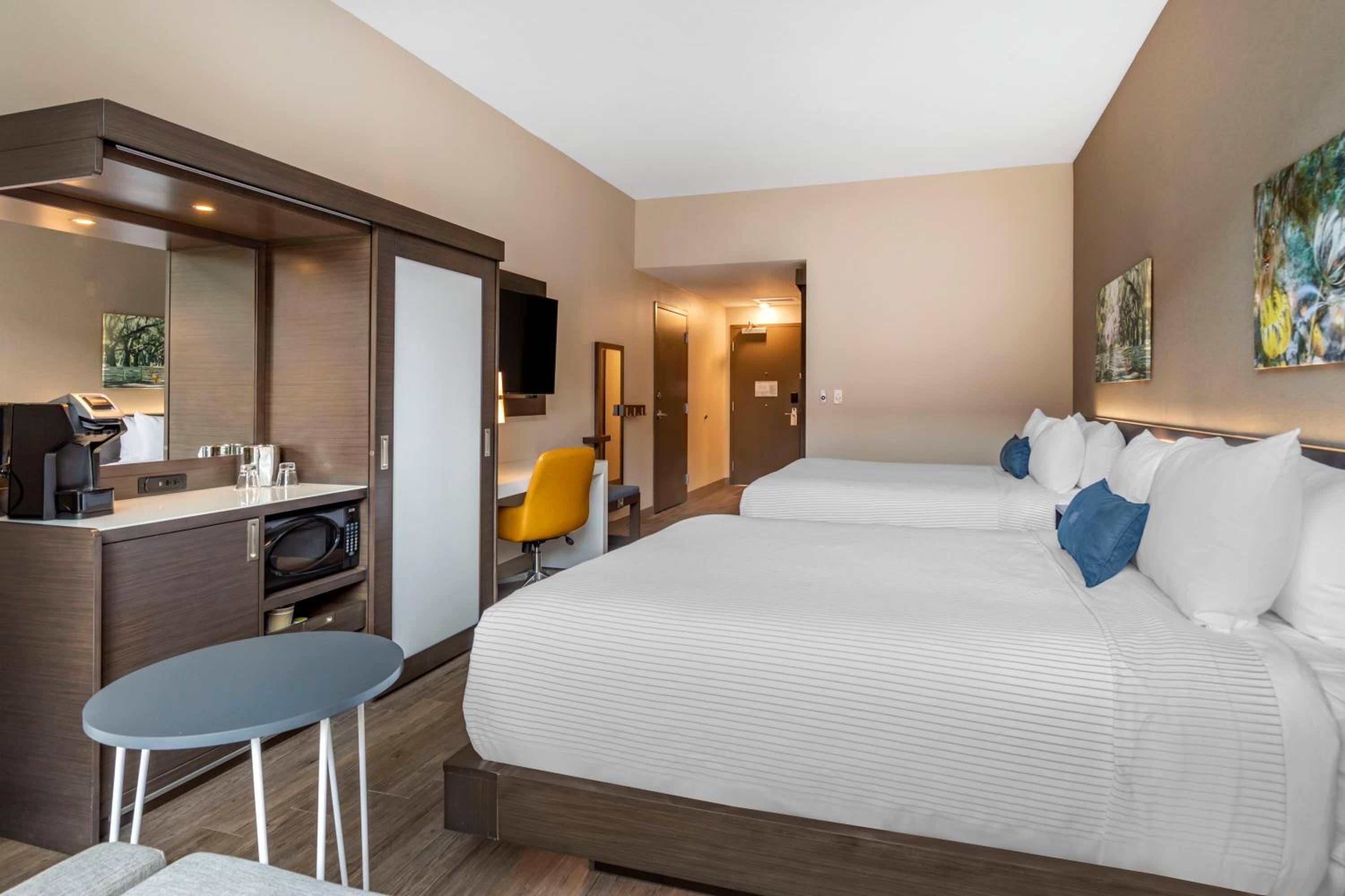 Quadruple Room with Two Queen Beds - Disability Access/Non Smoking photo 3