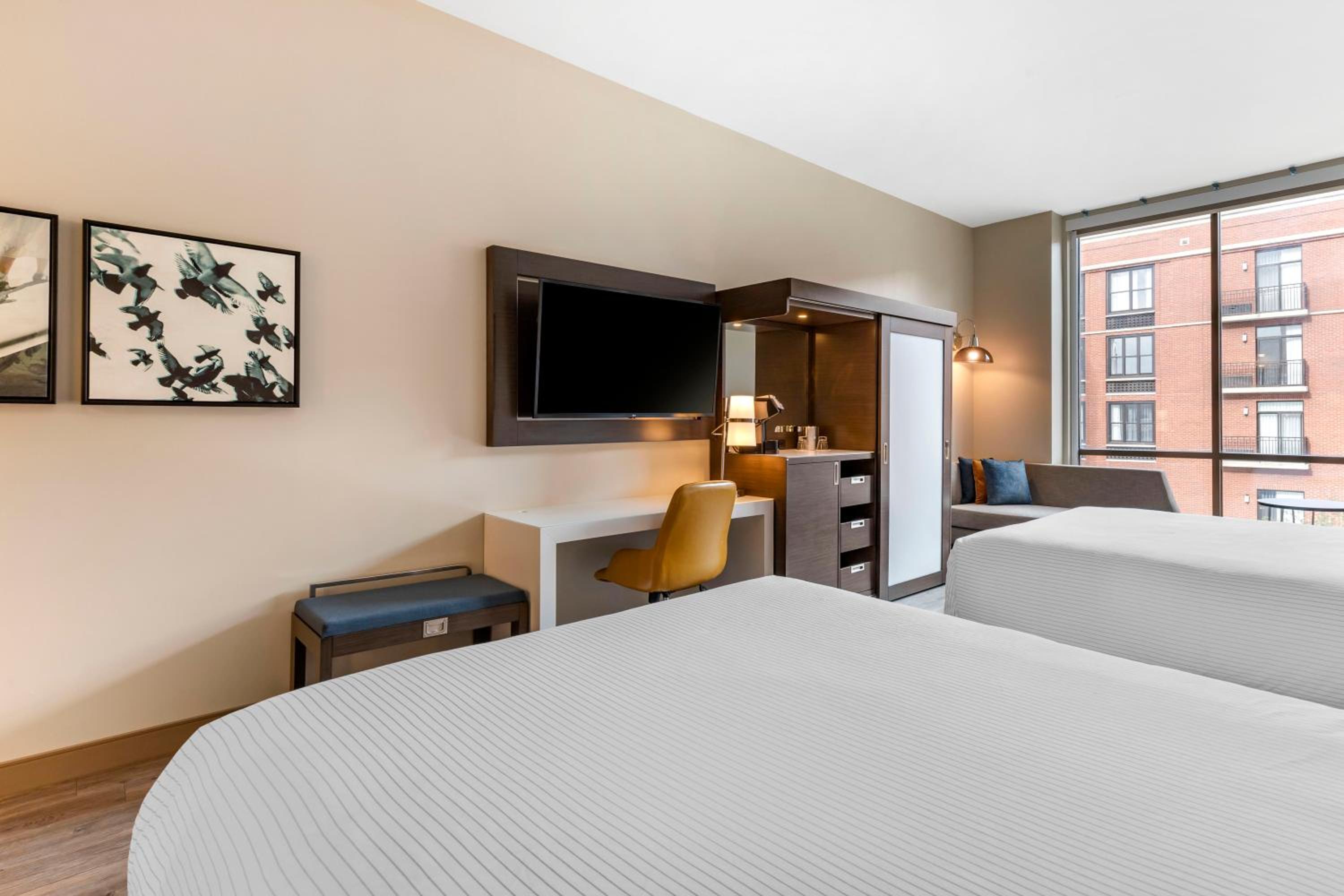 Quadruple Room with Two Queen Beds - Disability Access/Non Smoking photo 2