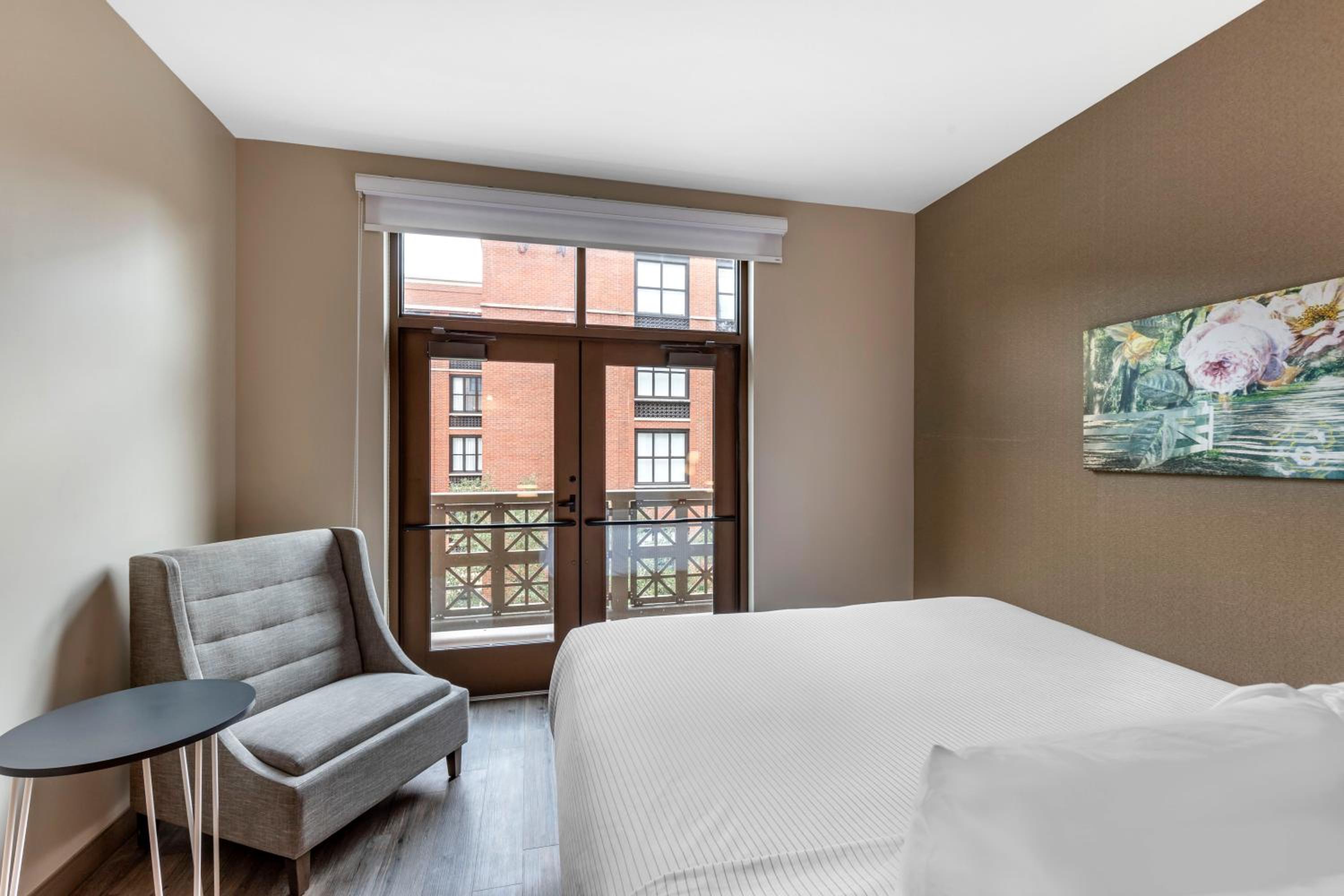 Room with King Bed and Balcony - Non-Smoking photo 3