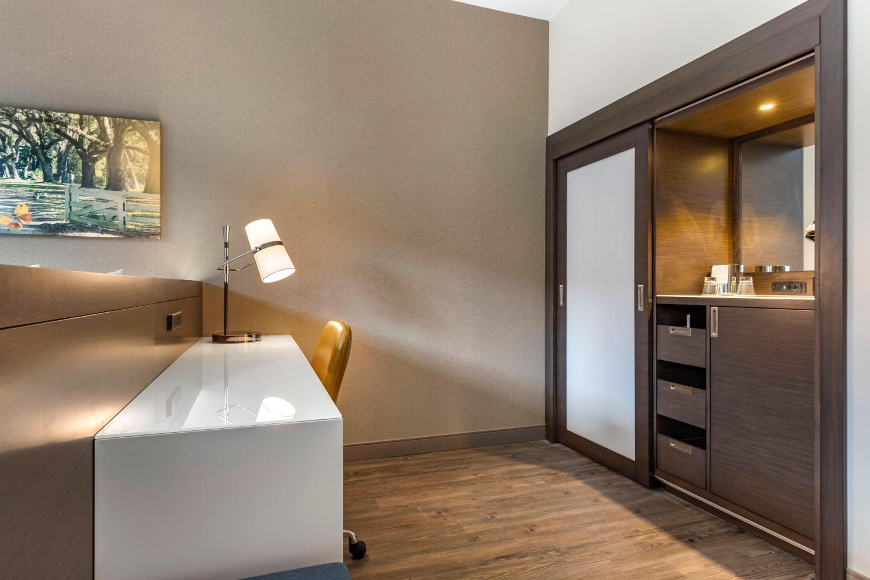 Corner Room with King Bed - Non-Smoking photo 3