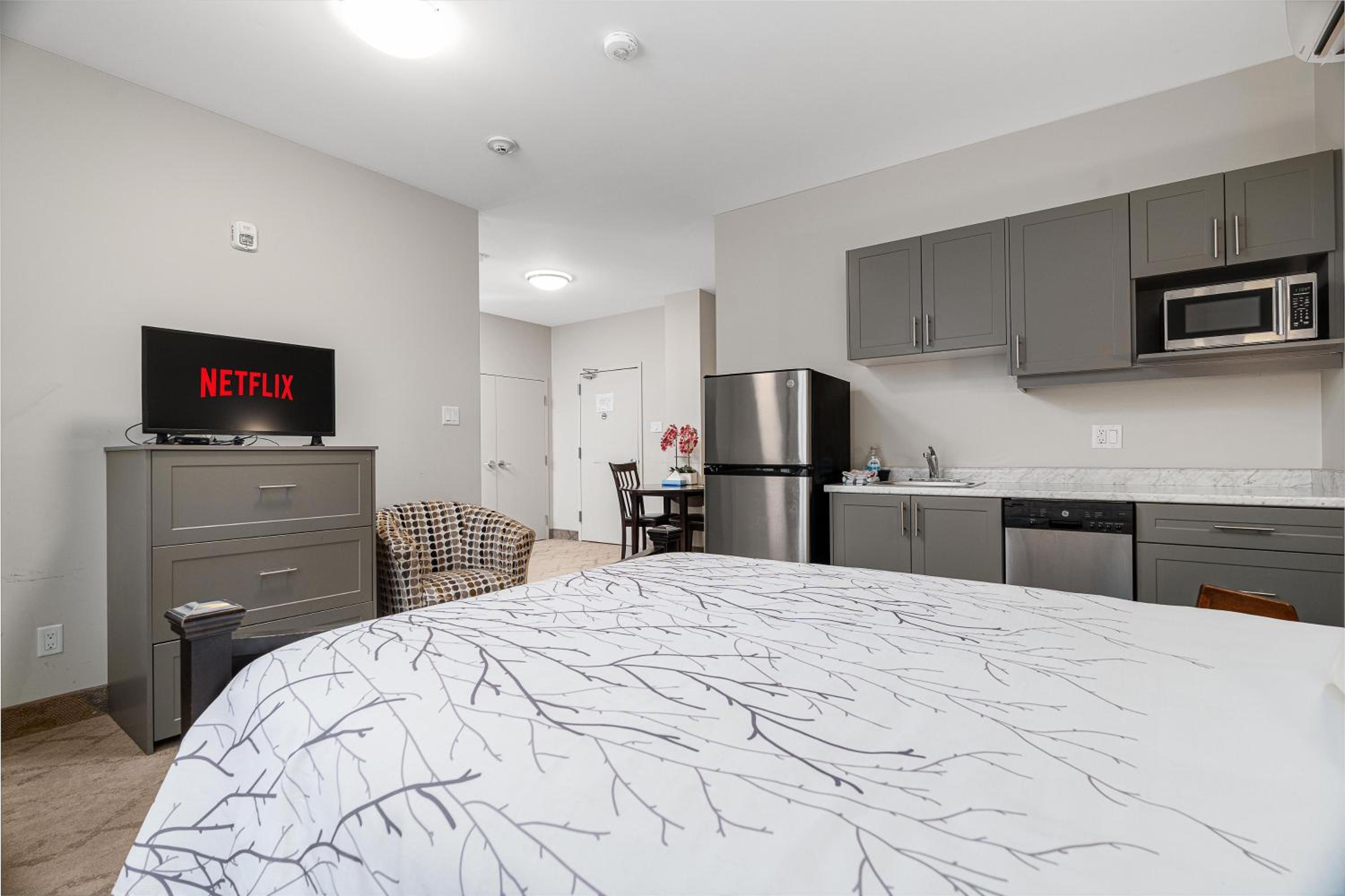 Family Suite with Full Bath and Kitchenette