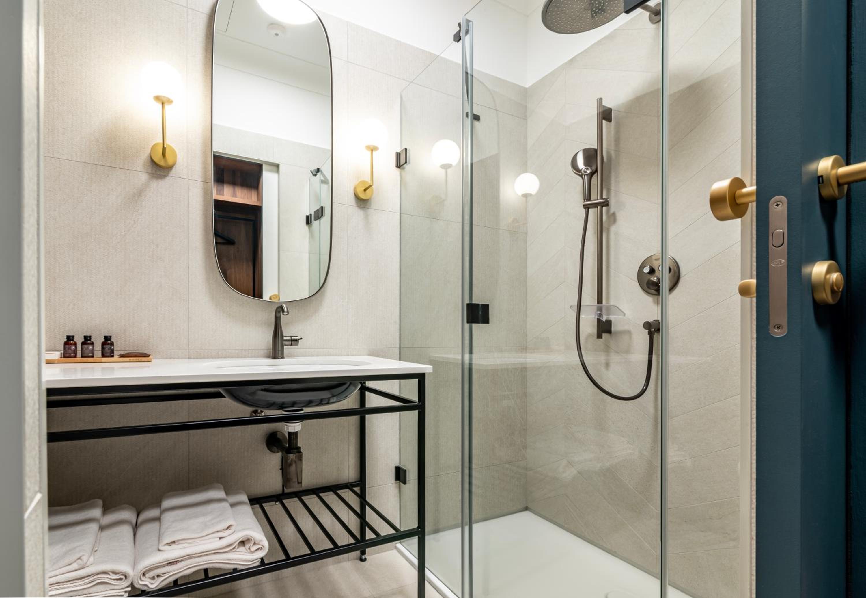 Deluxe Double or Twin Room - Photo 11