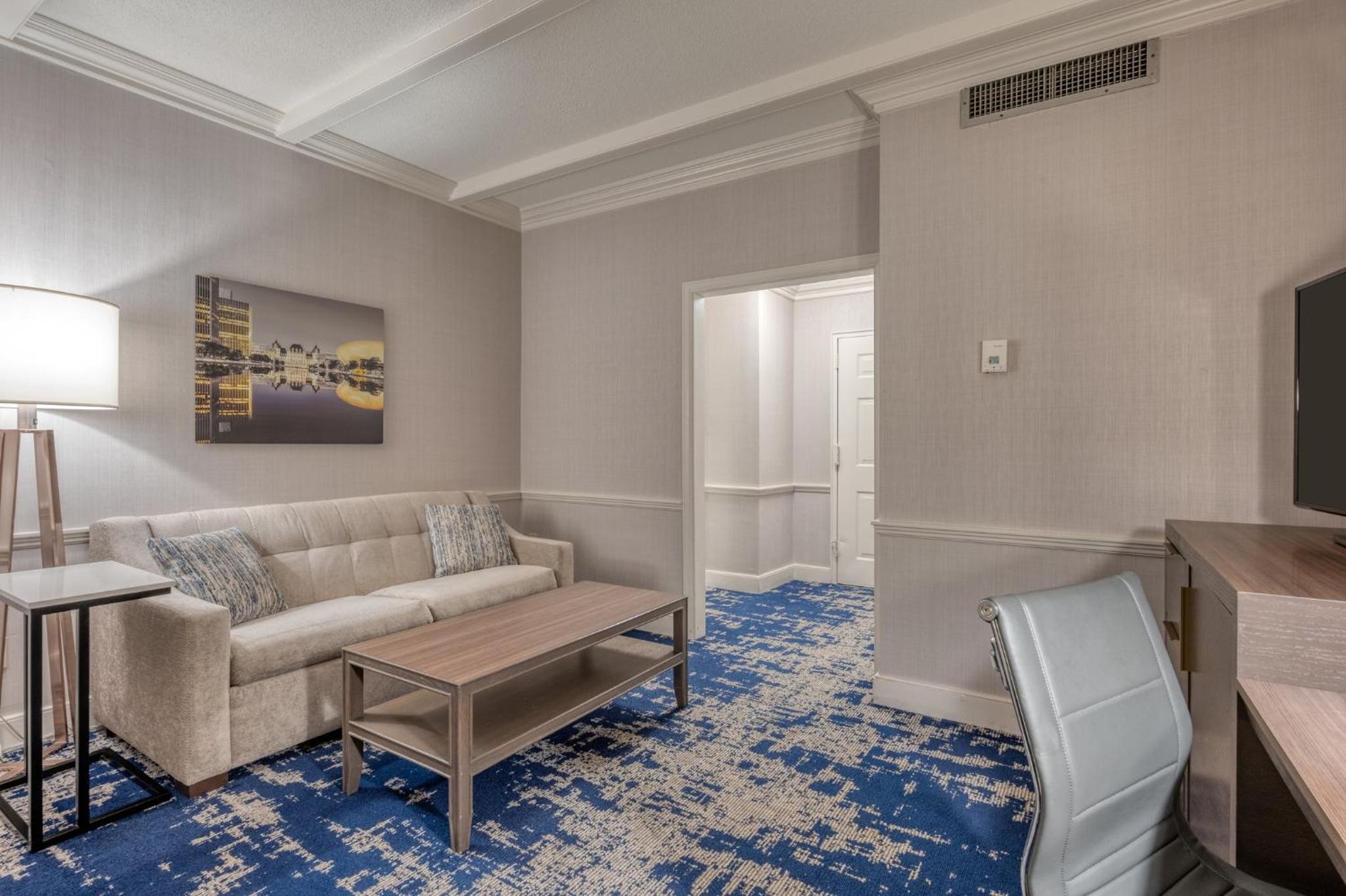 King Suite - Non-Smoking - Photo 4