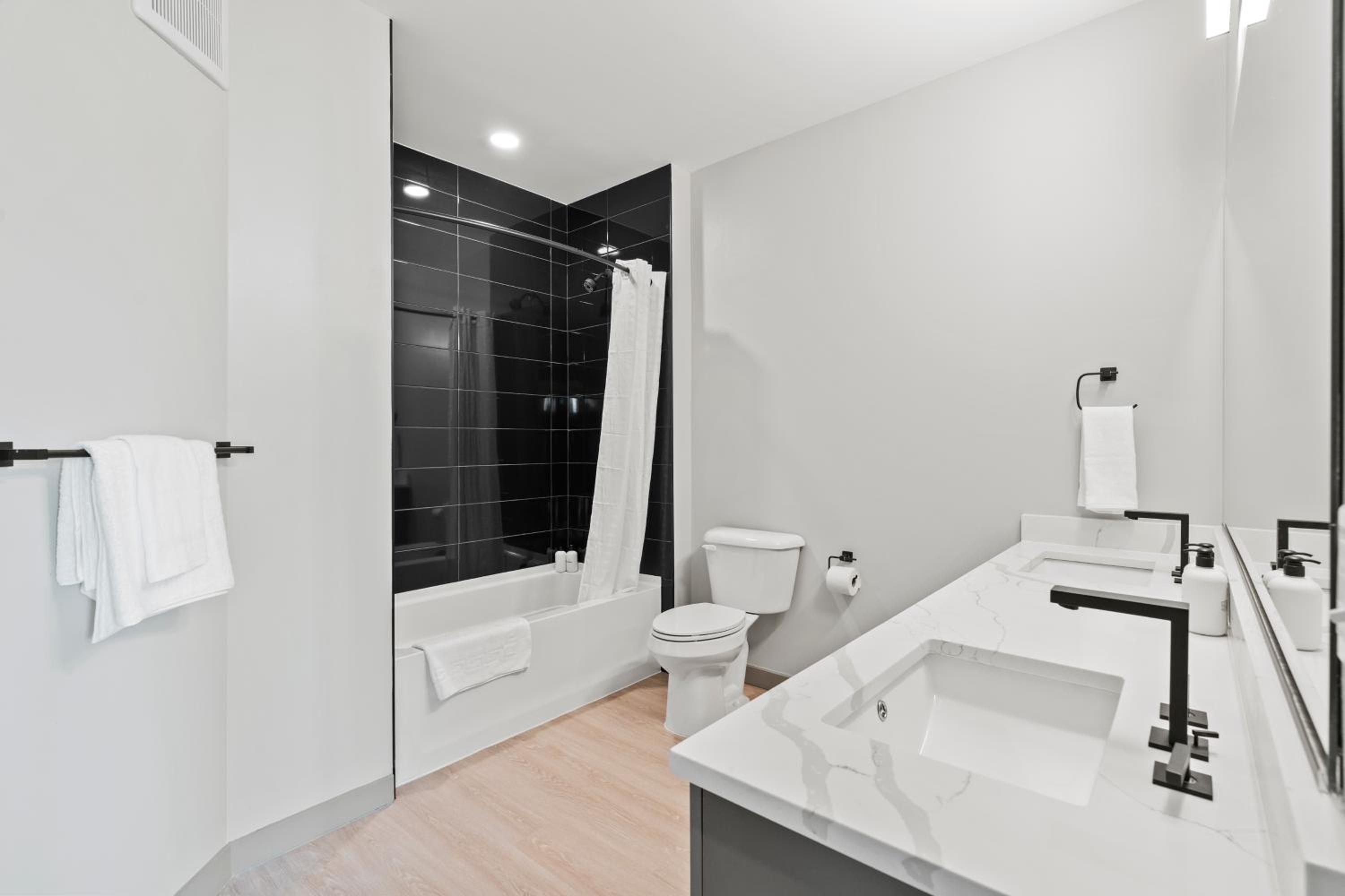 Premium Two Bedroom Apartment With Den And Balcony photo 2