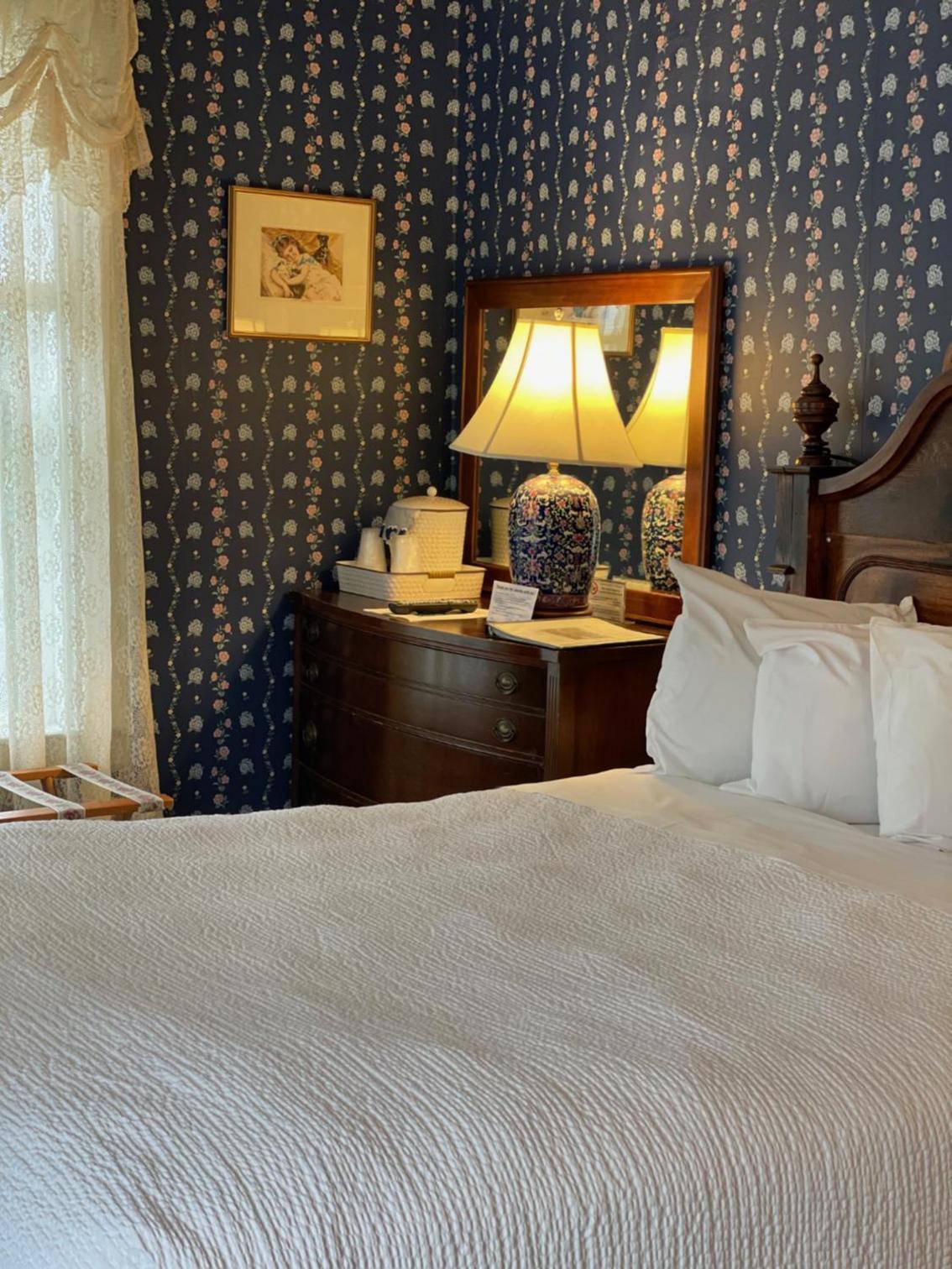 Queen Room photo 2