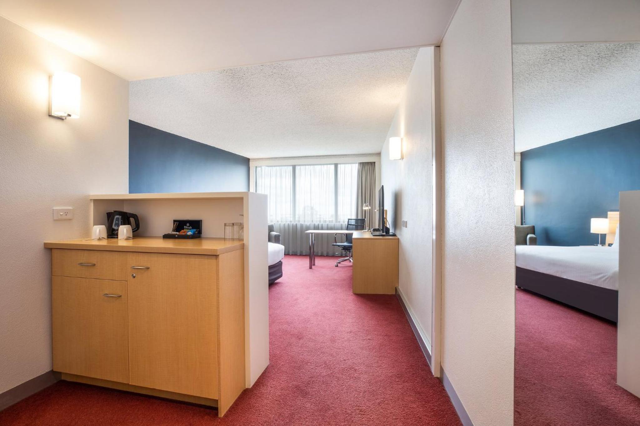 Premium King Room - Photo 4