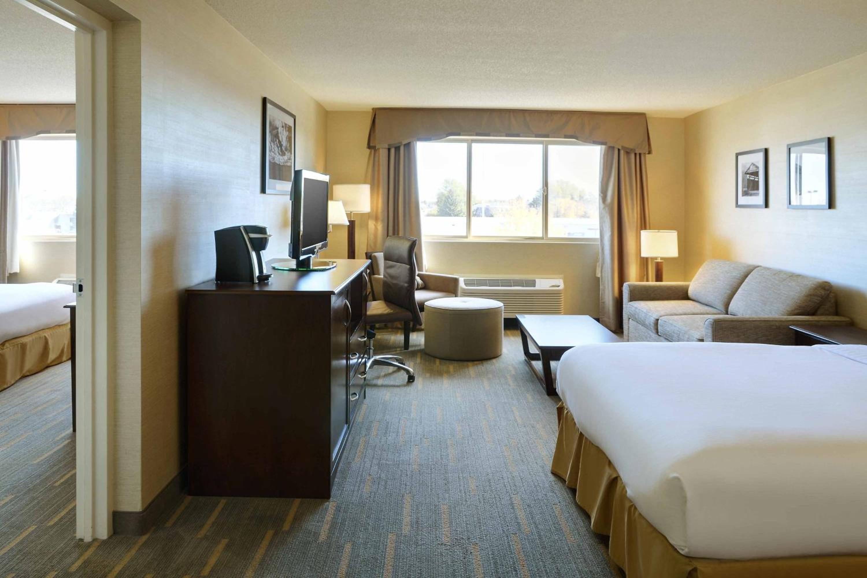 Standard King Room with Sofa Bed - Photo 4