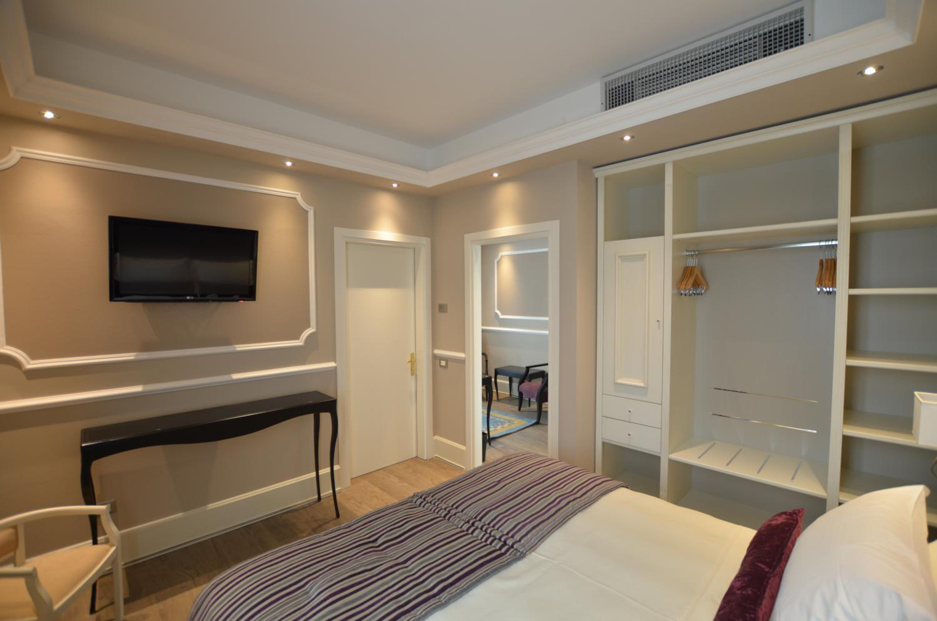 Suite - Photo 1