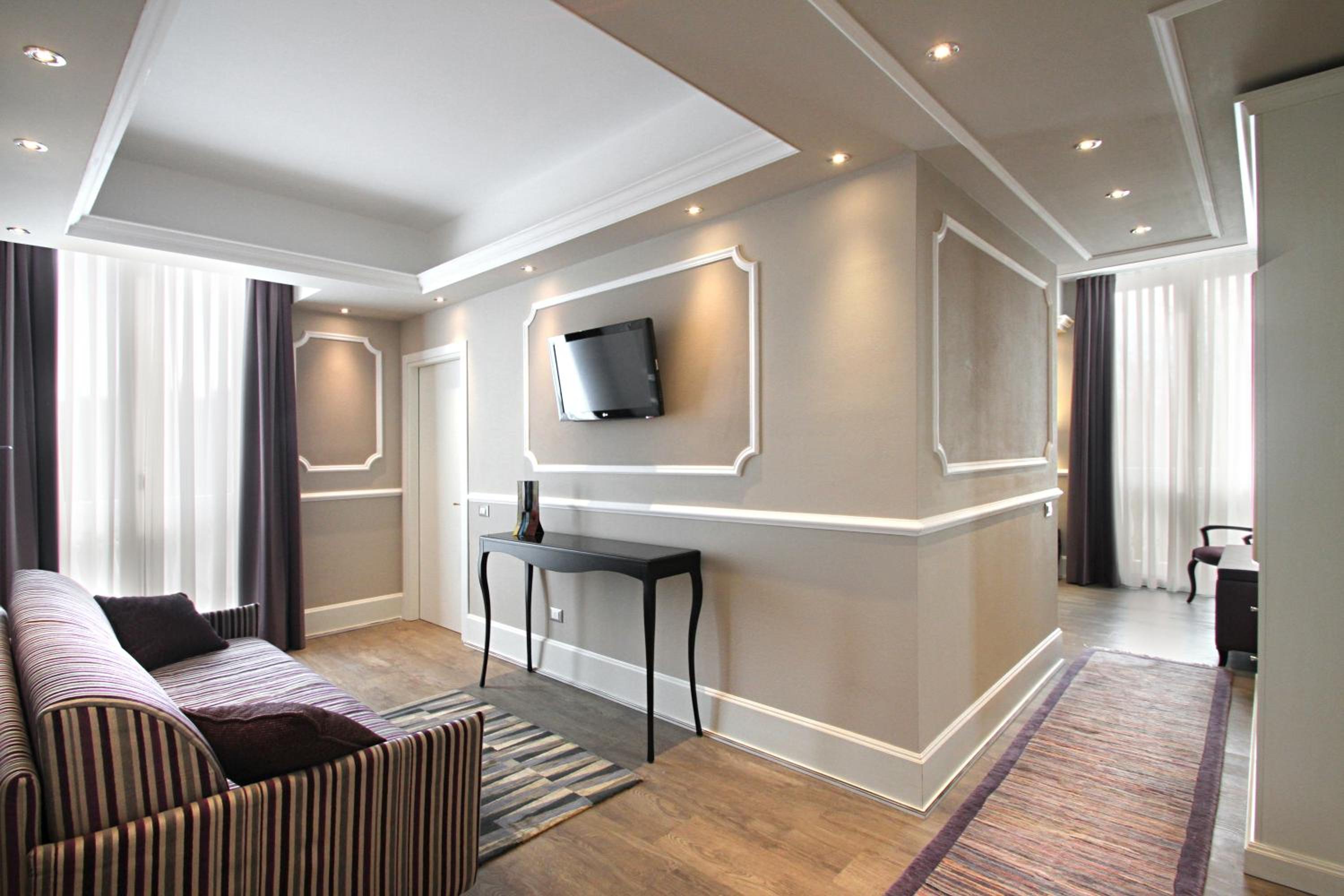 Suite - Photo 13