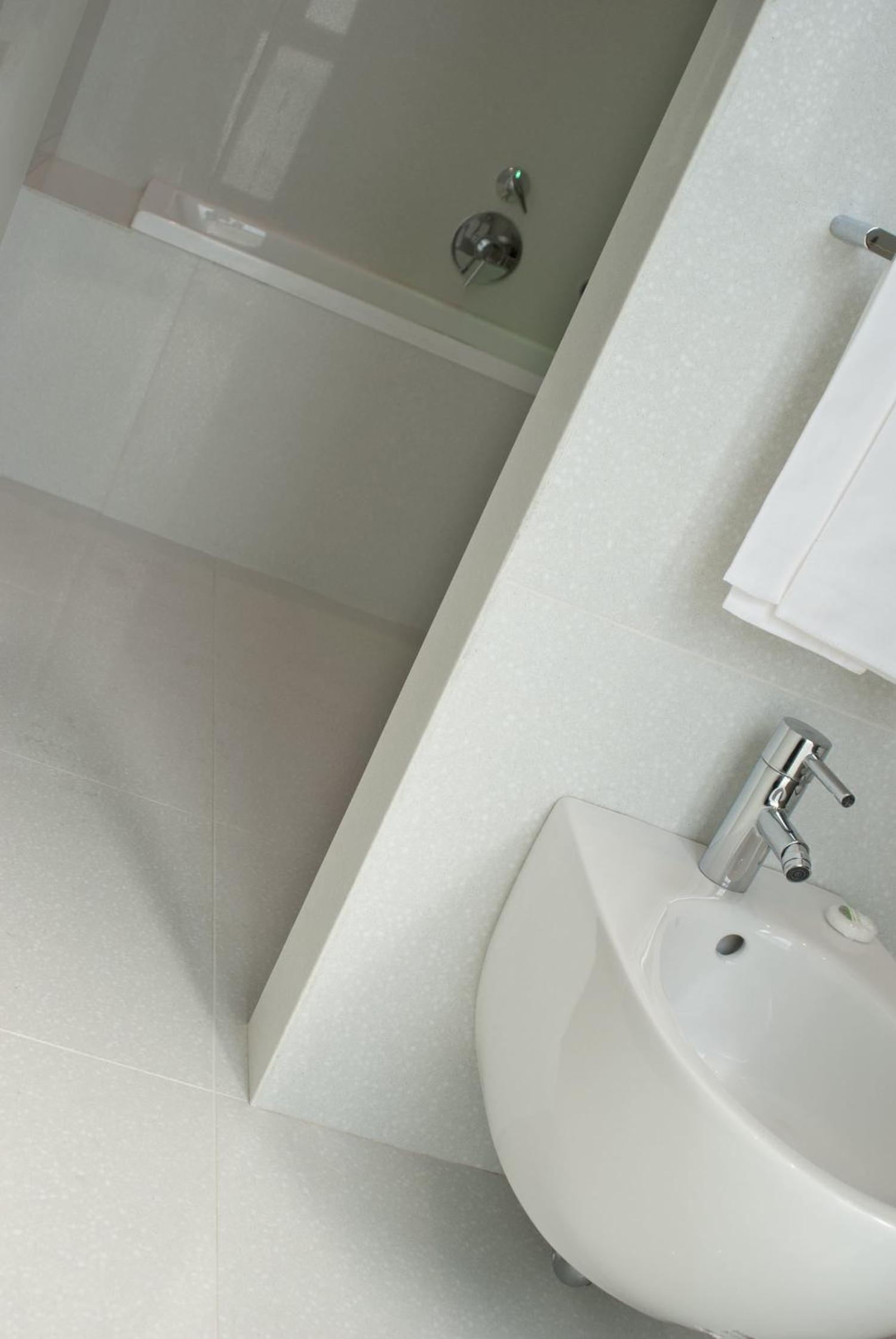Suite - Photo 15