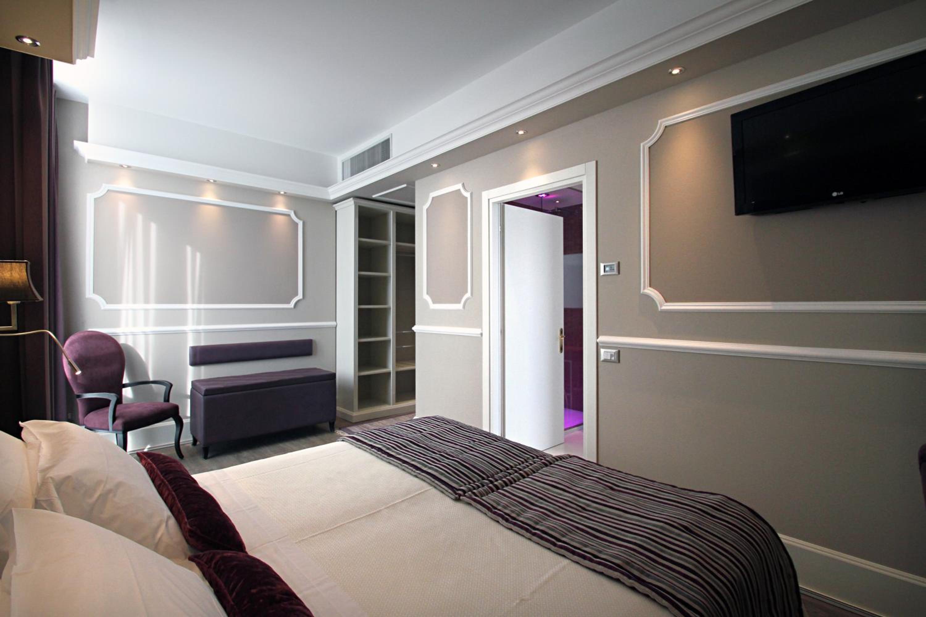 Suite - Photo 23
