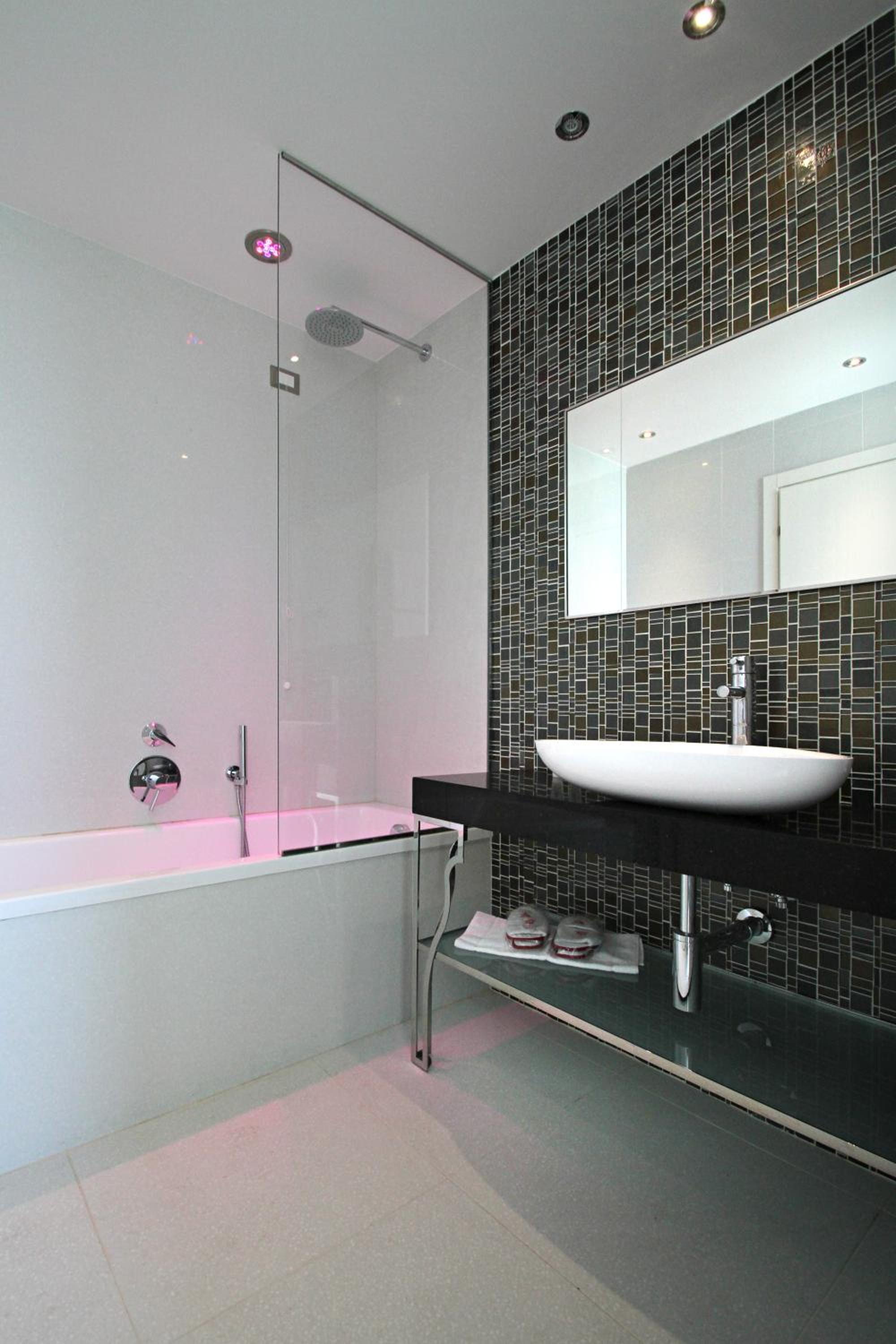 Suite - Photo 24