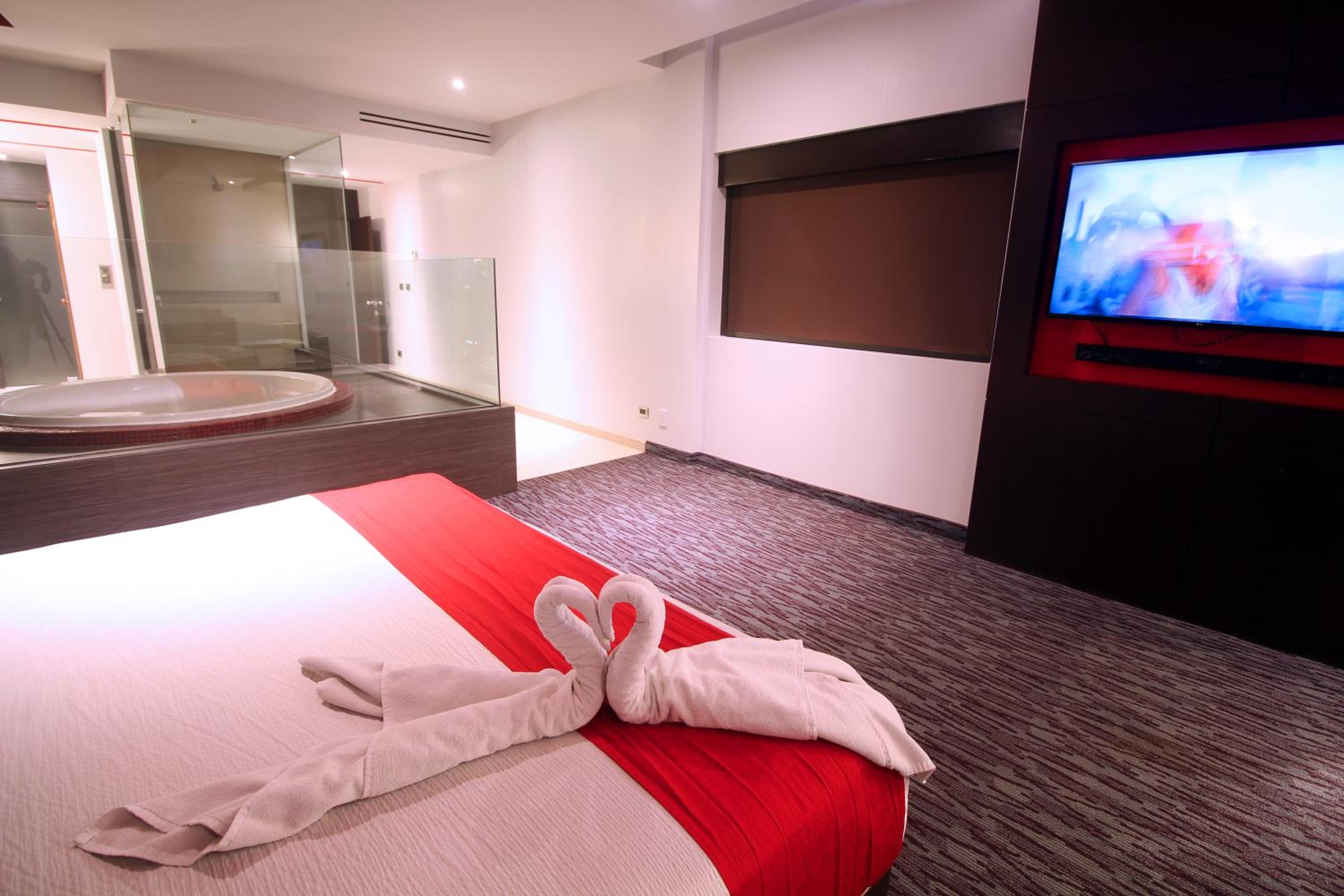 Deluxe Suite with Spa Bath photo 2
