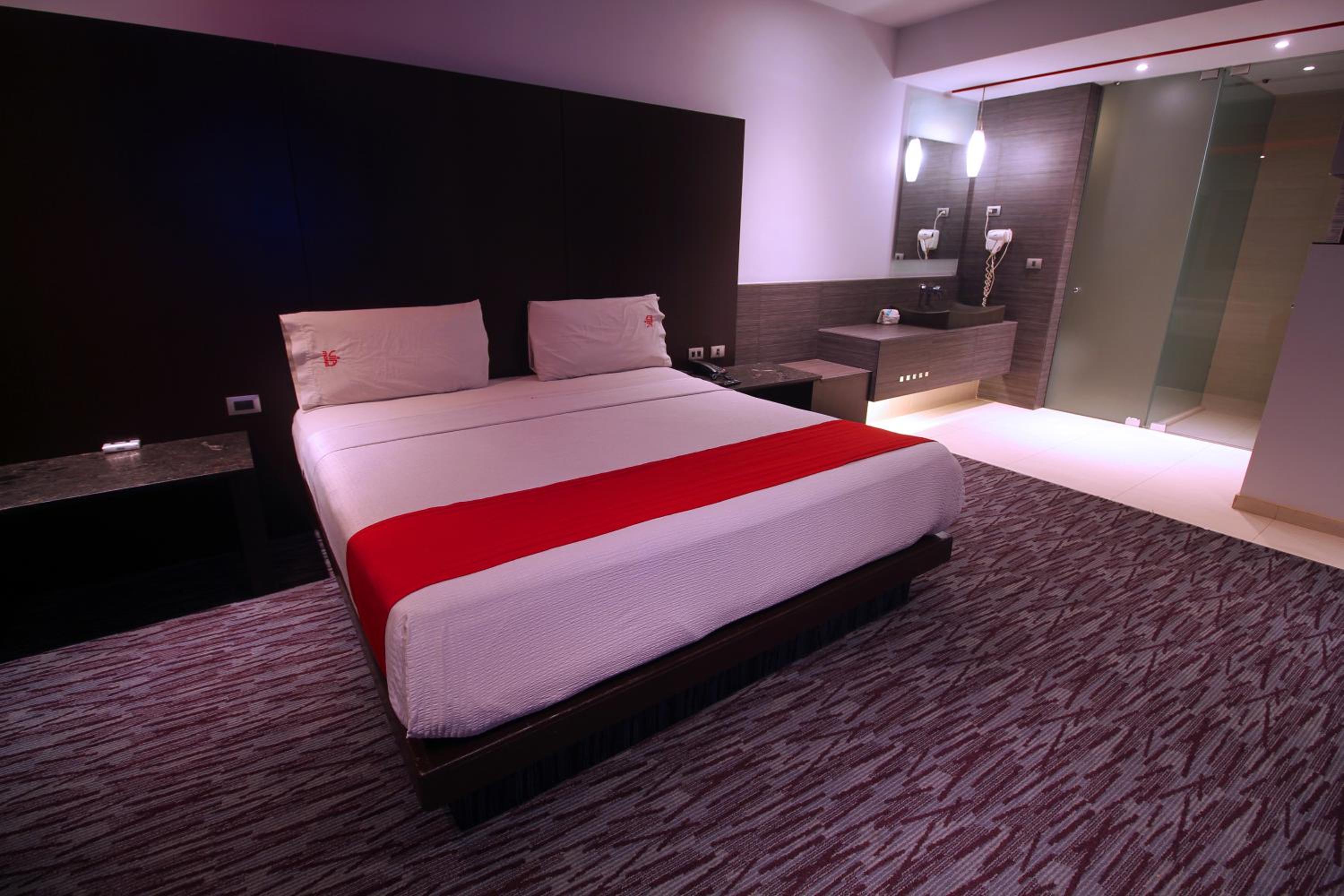Deluxe Queen Suite photo 2