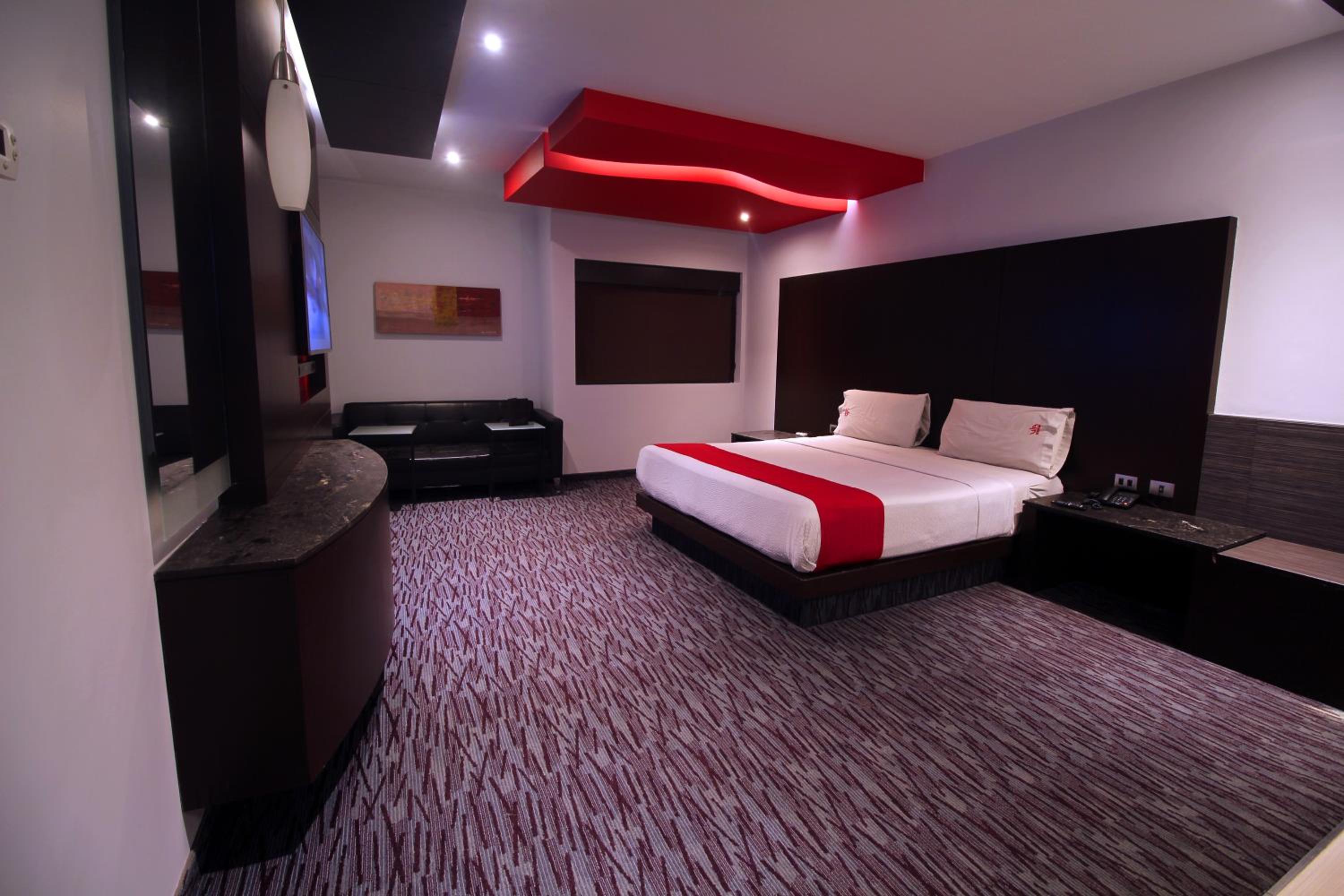 Deluxe Queen Suite photo 3