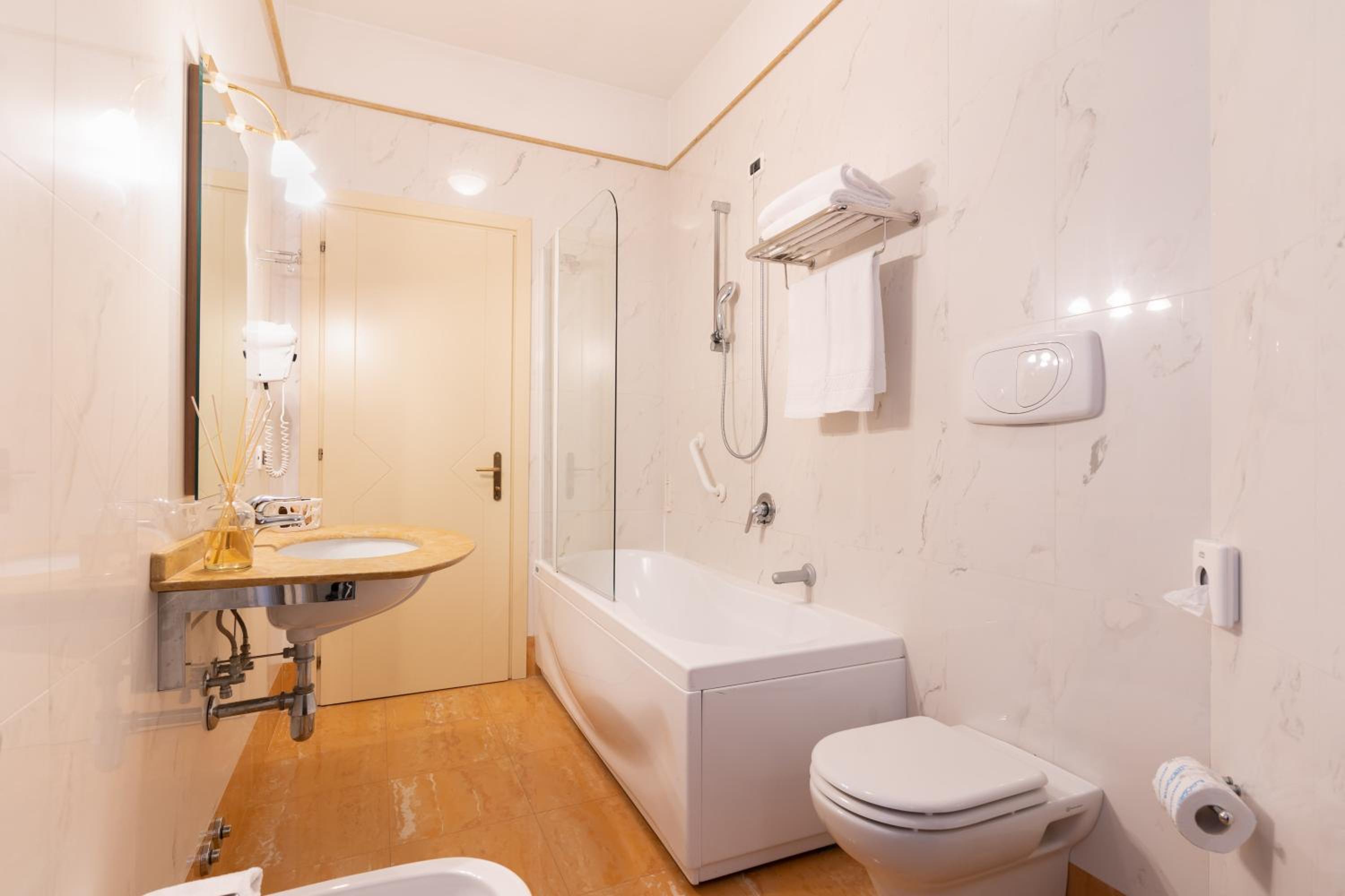 Superior Double or Twin Room - Photo 5